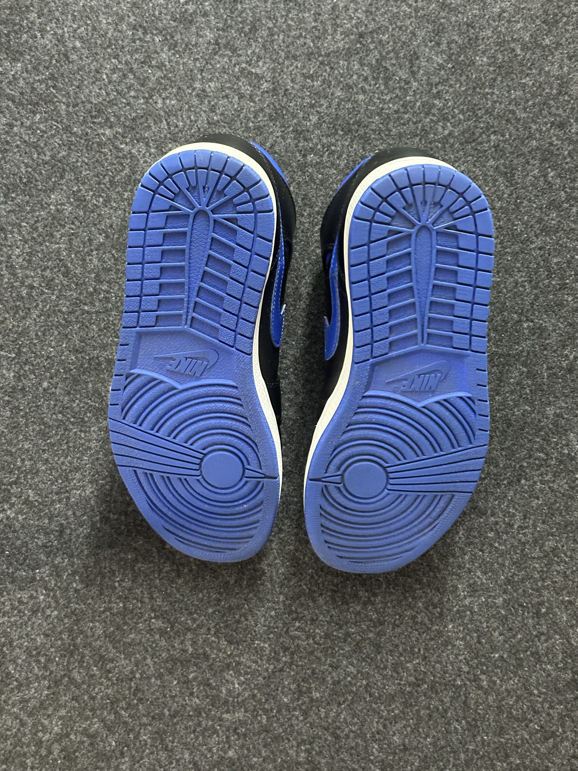 Air Jordan 1 Mid Royal 554724-068 taglia EU 40.5 vista suole
