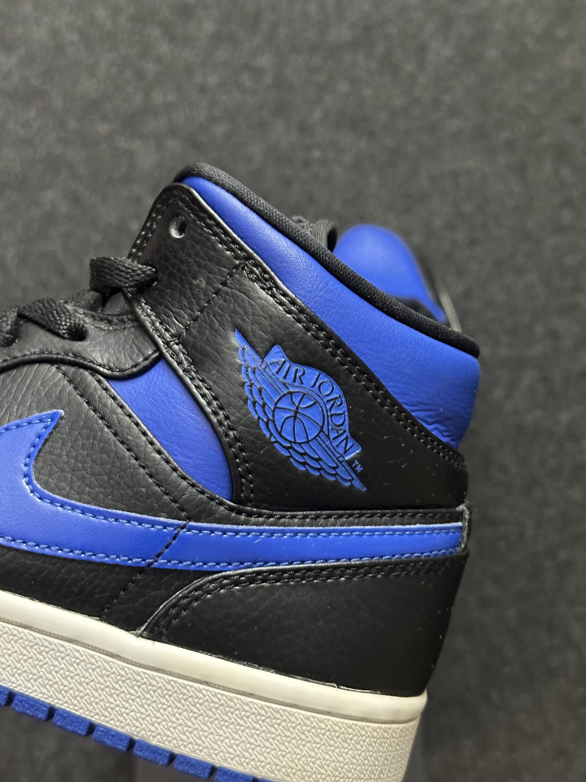 Air Jordan 1 Mid Royal 554724-068 taglia EU 40.5 vista logo