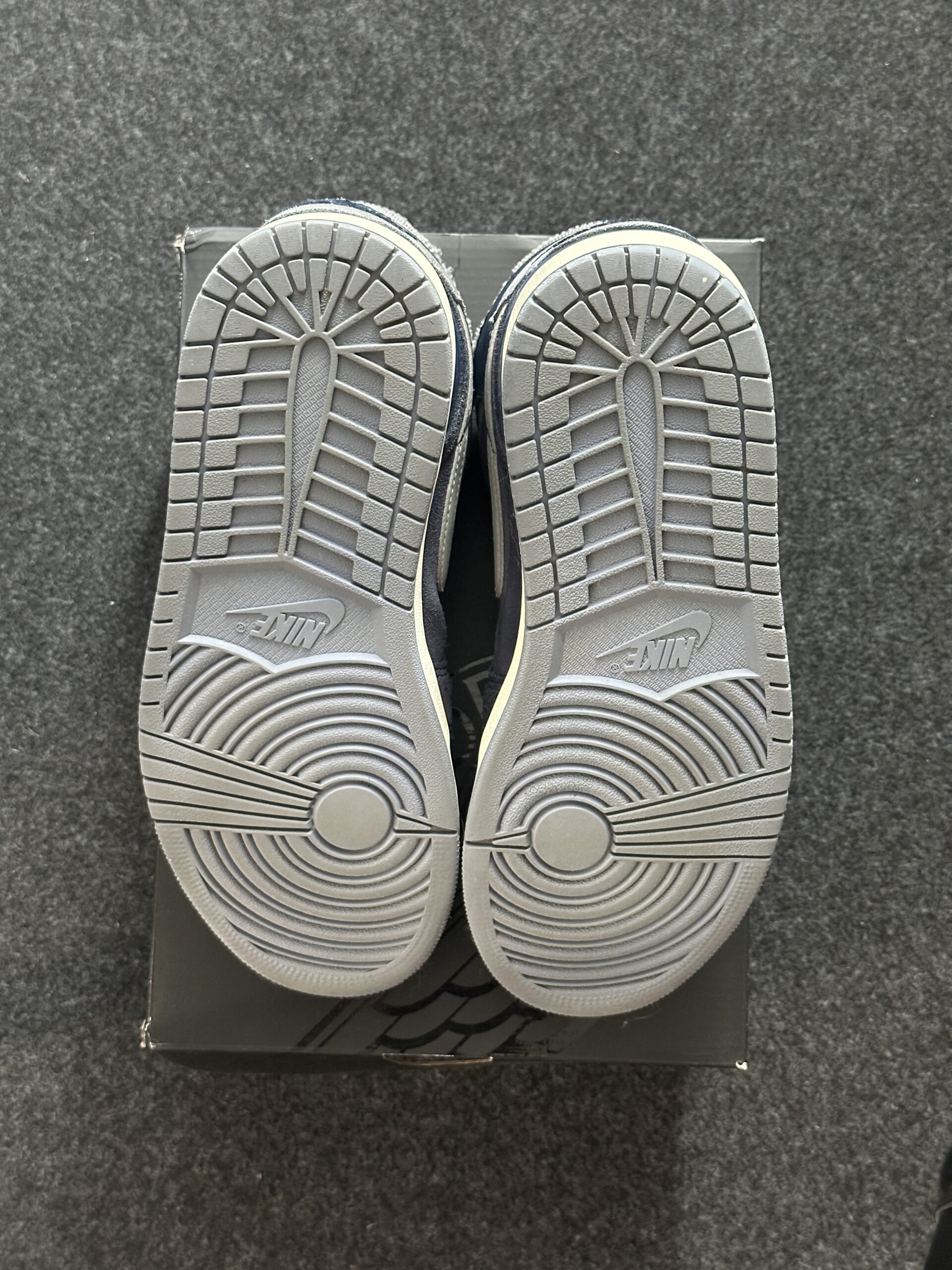 Air Jordan 1 Mid SE Craft Obsidian DR8868-400 taglia EU 42 vista suole
