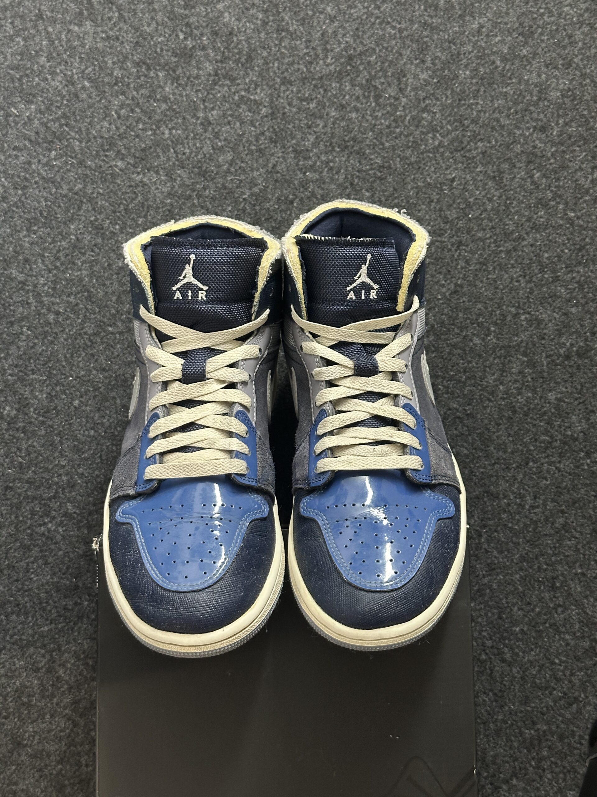Air Jordan 1 Mid SE Craft Obsidian DR8868-400 taglia EU 42 vista punta