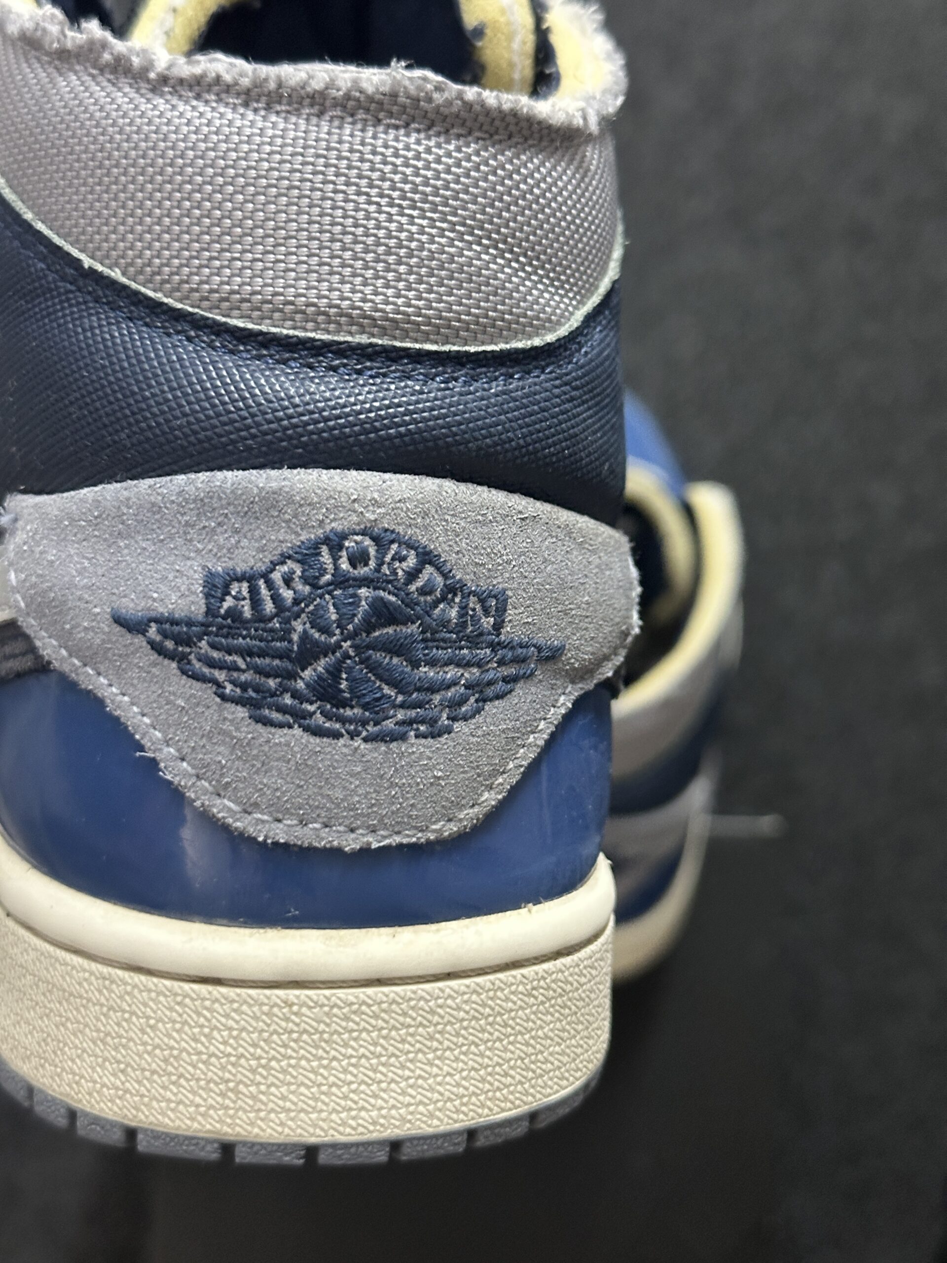 Air Jordan 1 Mid SE Craft Obsidian DR8868-400 taglia EU 42 vista logo