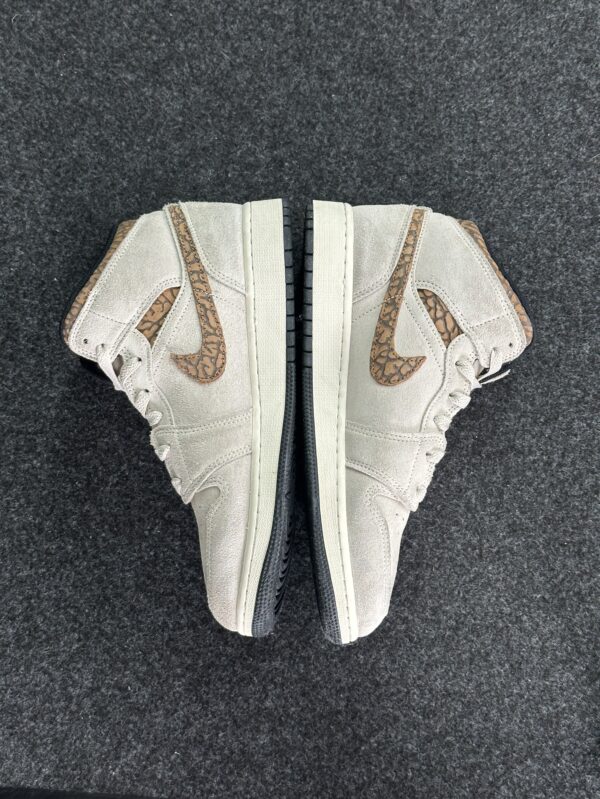 Air Jordan 1 Mid SE Brown Elephant DZ5369-102 taglia EU 40 vista interna