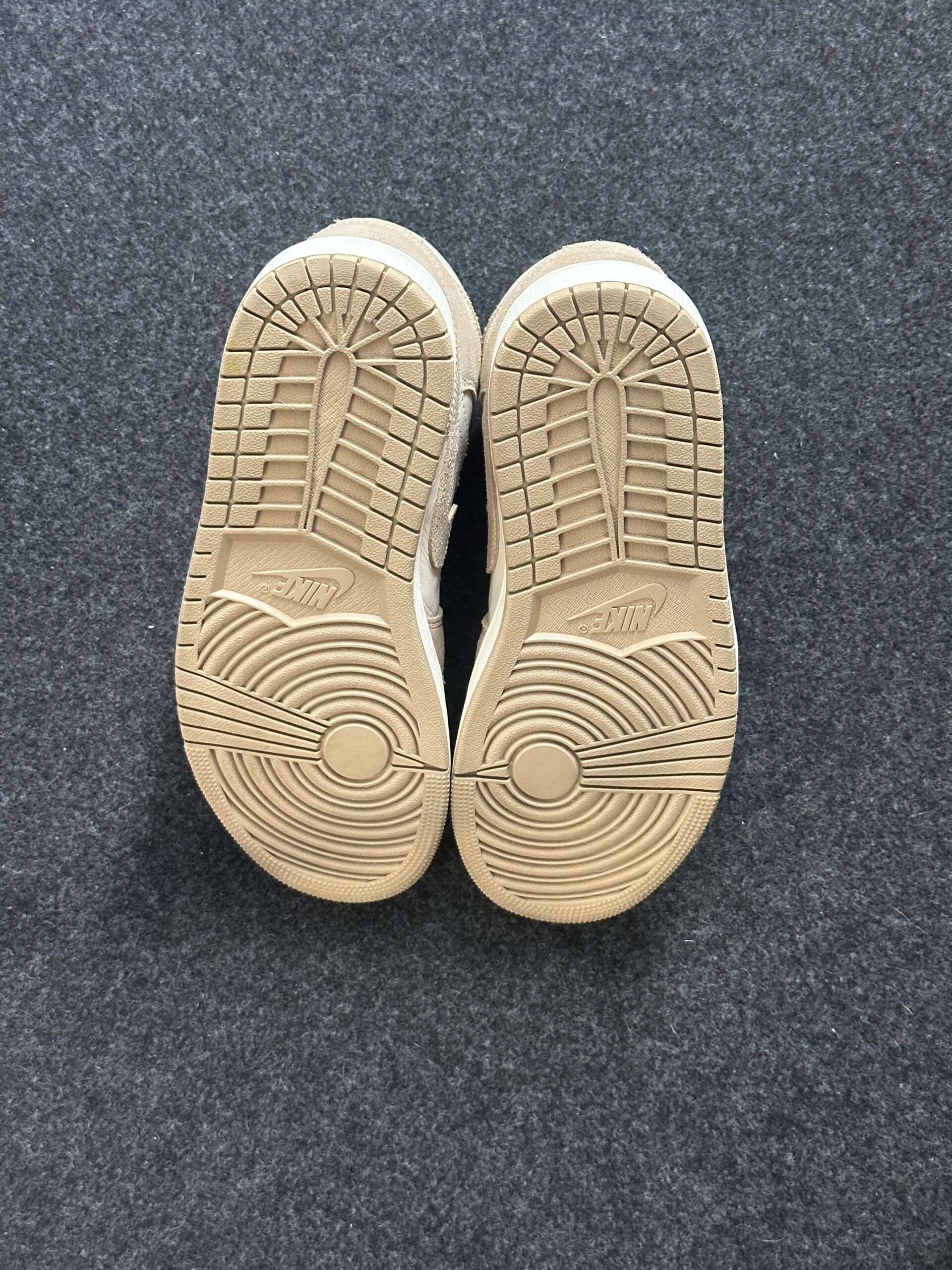 Air Jordan 1 Mid SE Legend Light Brown FJ3448-200 taglia EU 39 vista suola