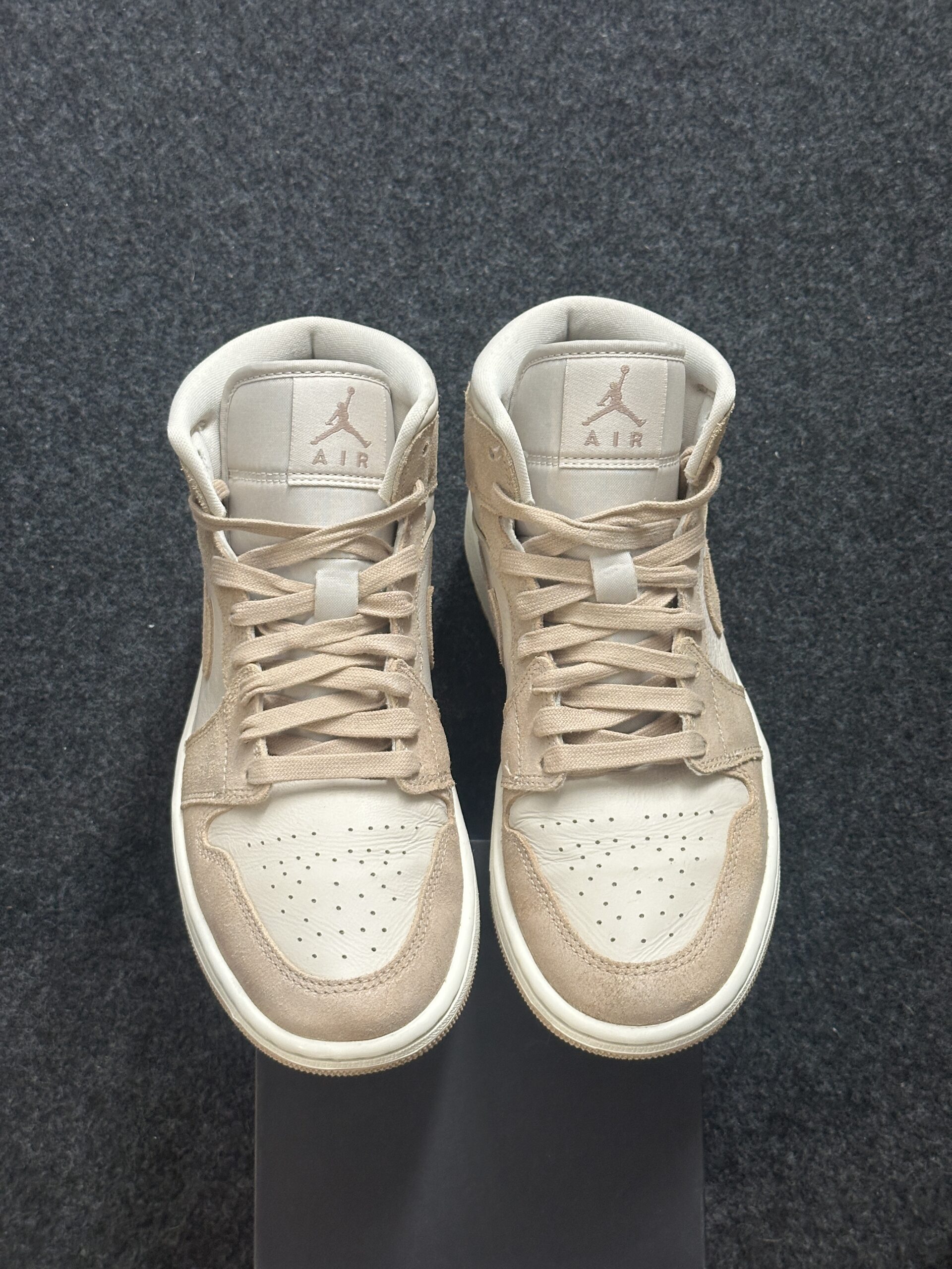 Air Jordan 1 Mid SE Legend Light Brown FJ3448-200 taglia EU 39 vista punta