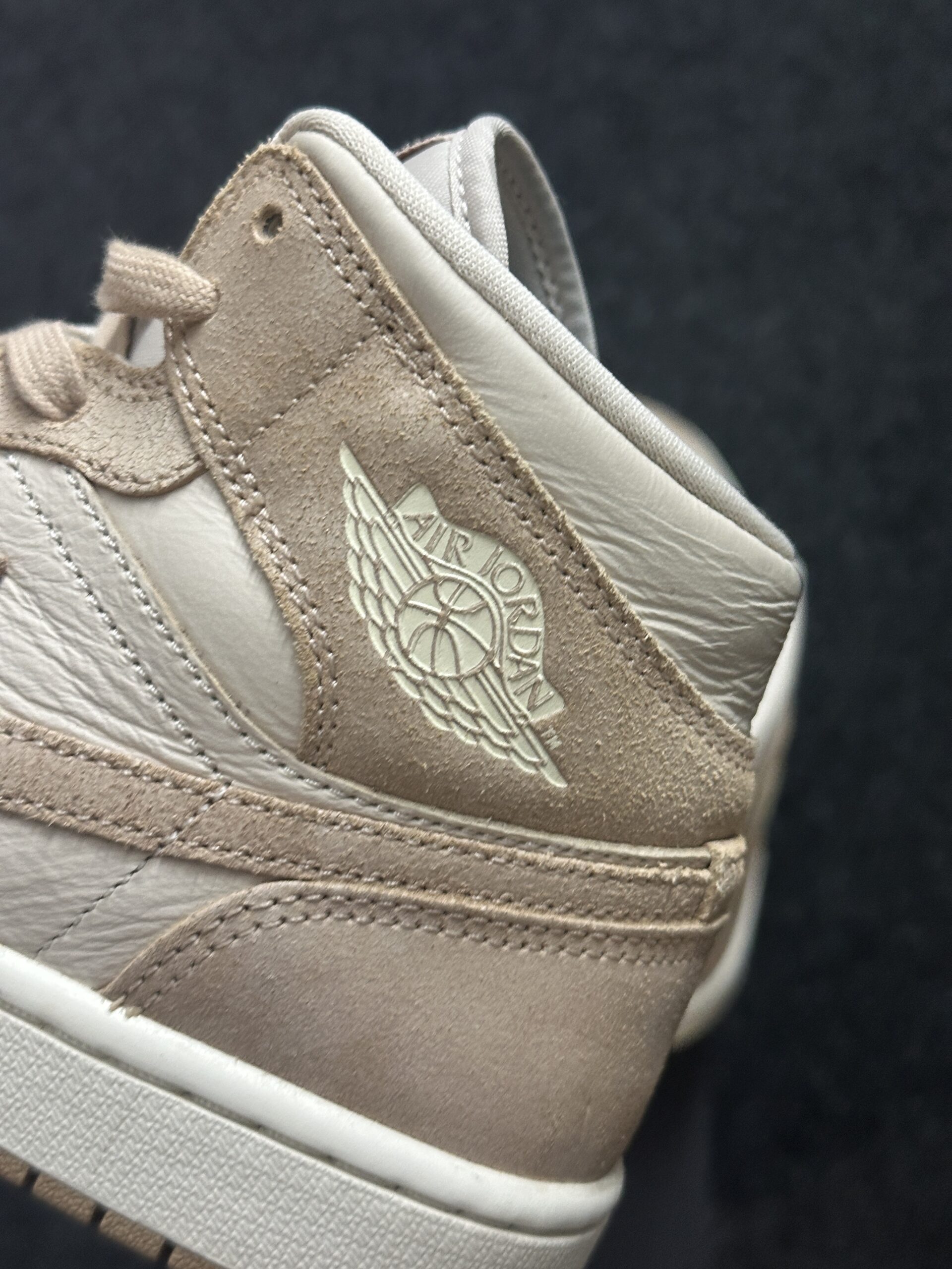 Air Jordan 1 Mid SE Legend Light Brown FJ3448-200 taglia EU 39 vista logo