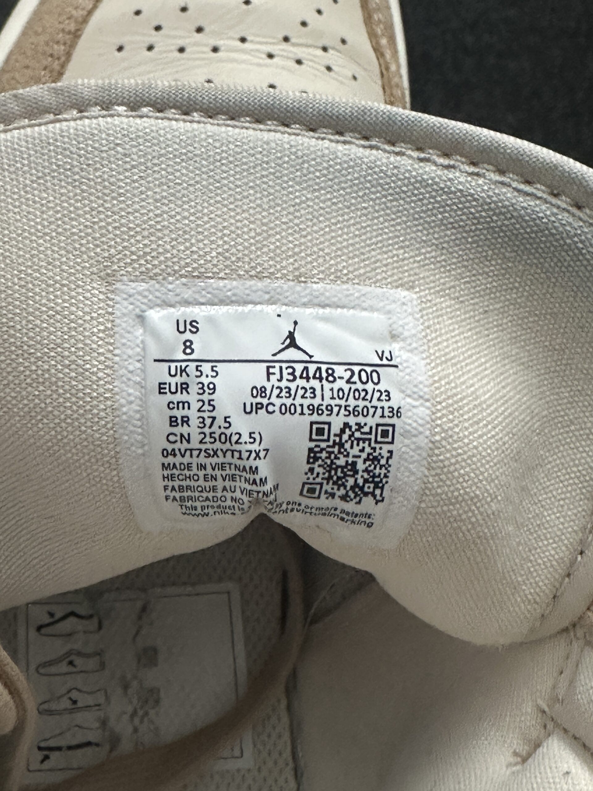 Air Jordan 1 Mid SE Legend Light Brown FJ3448-200 taglia EU 39 vista label