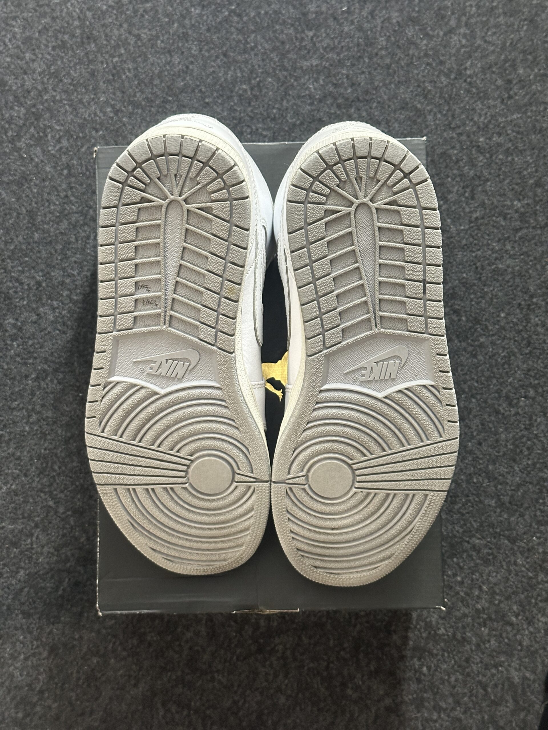 Air Jordan 1 Mid White Wolf Grey 554724-112 taglia EU 42.5 vista suole