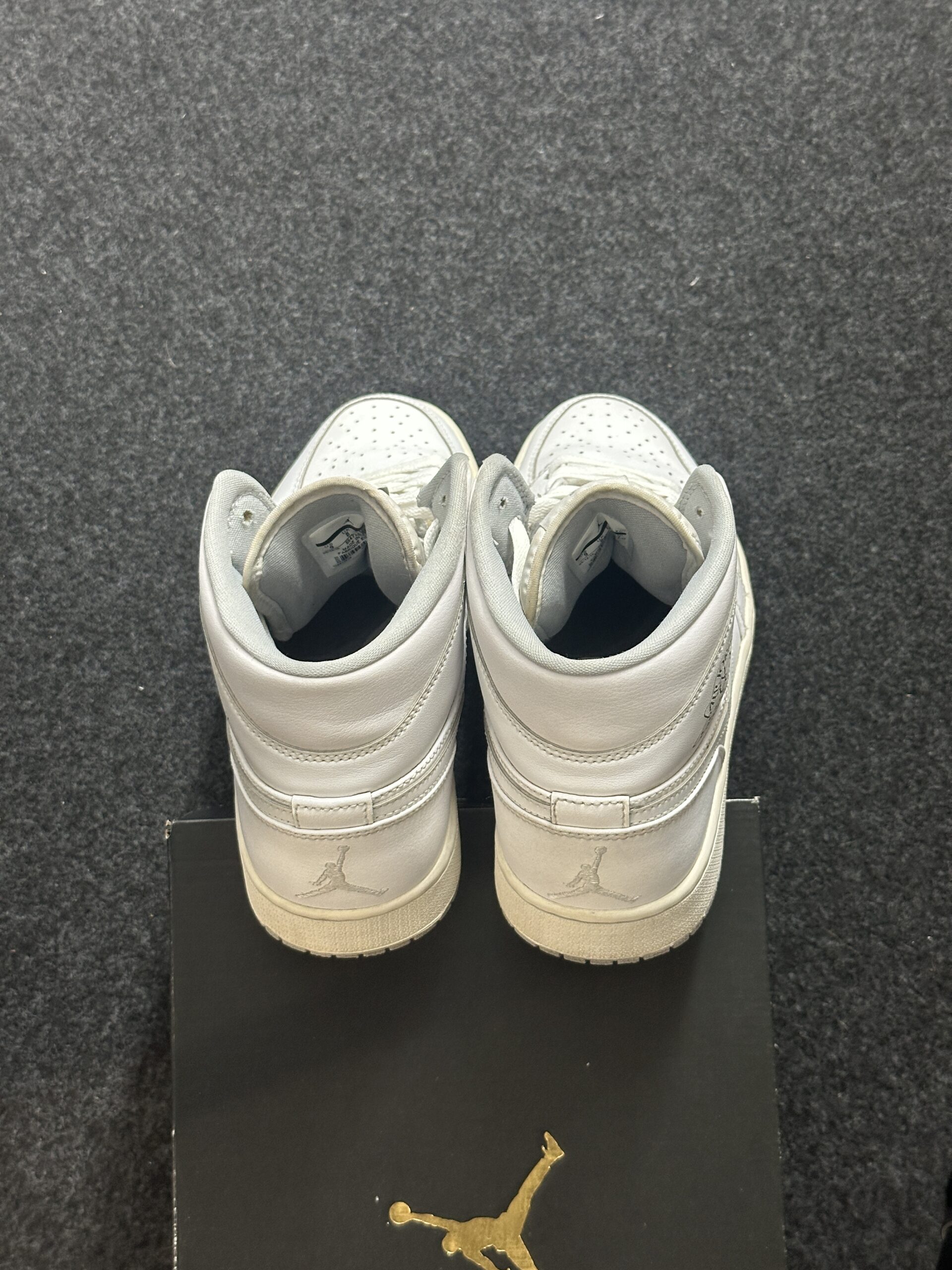 Air Jordan 1 Mid White Wolf Grey 554724-112 taglia EU 42.5 vista tallone