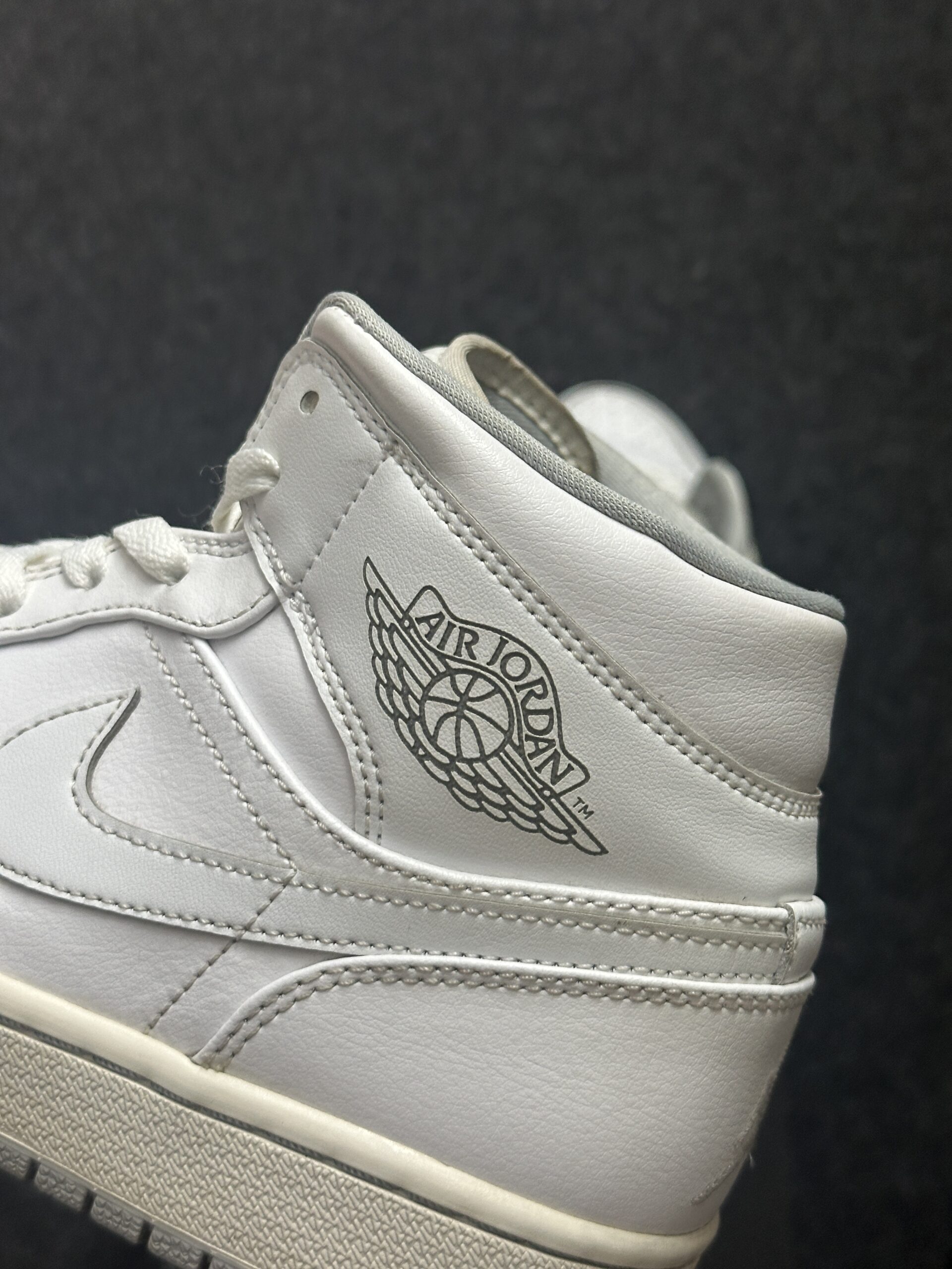 Air Jordan 1 Mid White Wolf Grey 554724-112 taglia EU 42.5 vista logo