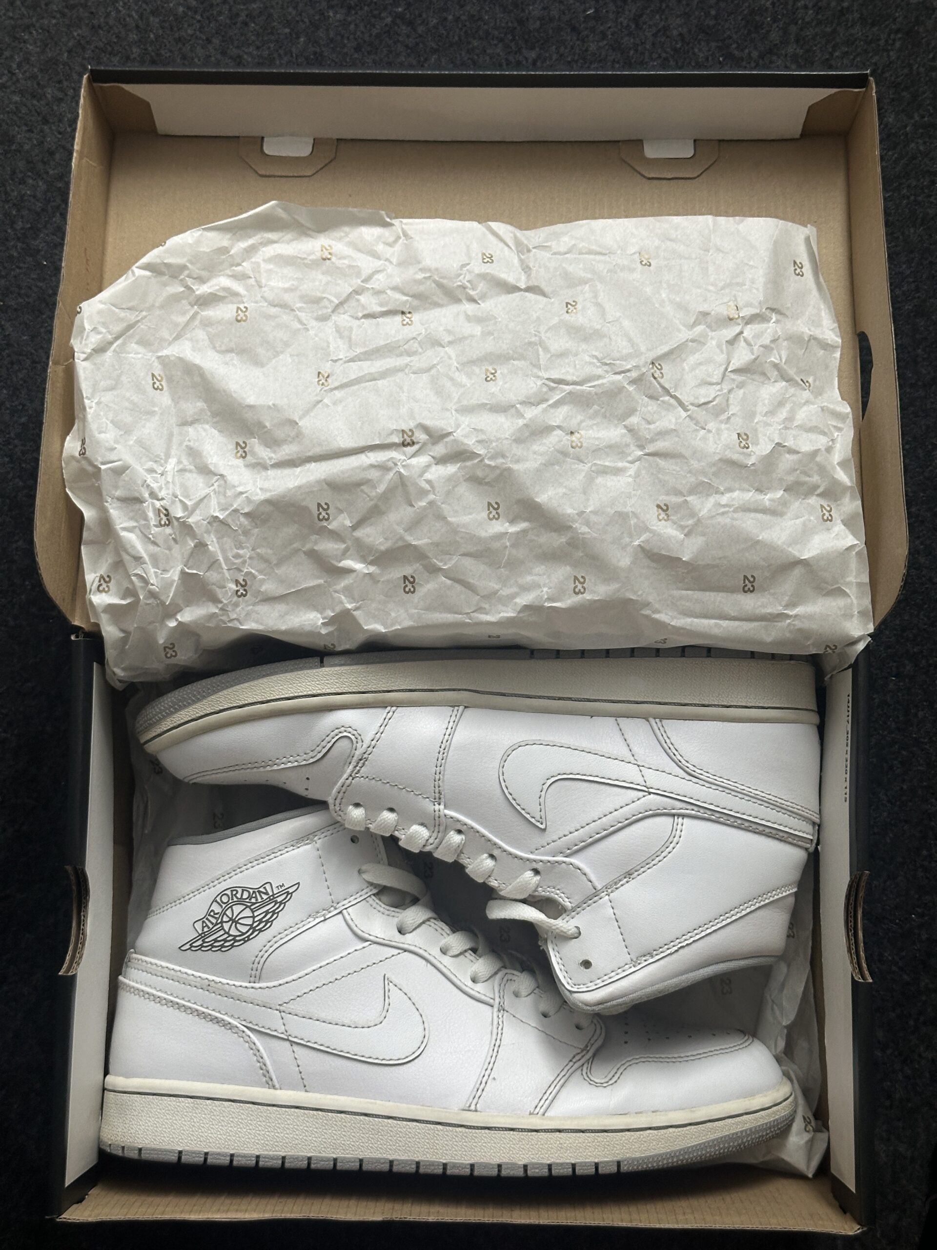 Air Jordan 1 Mid White Wolf Grey 554724-112 taglia EU 42.5 vista intbox