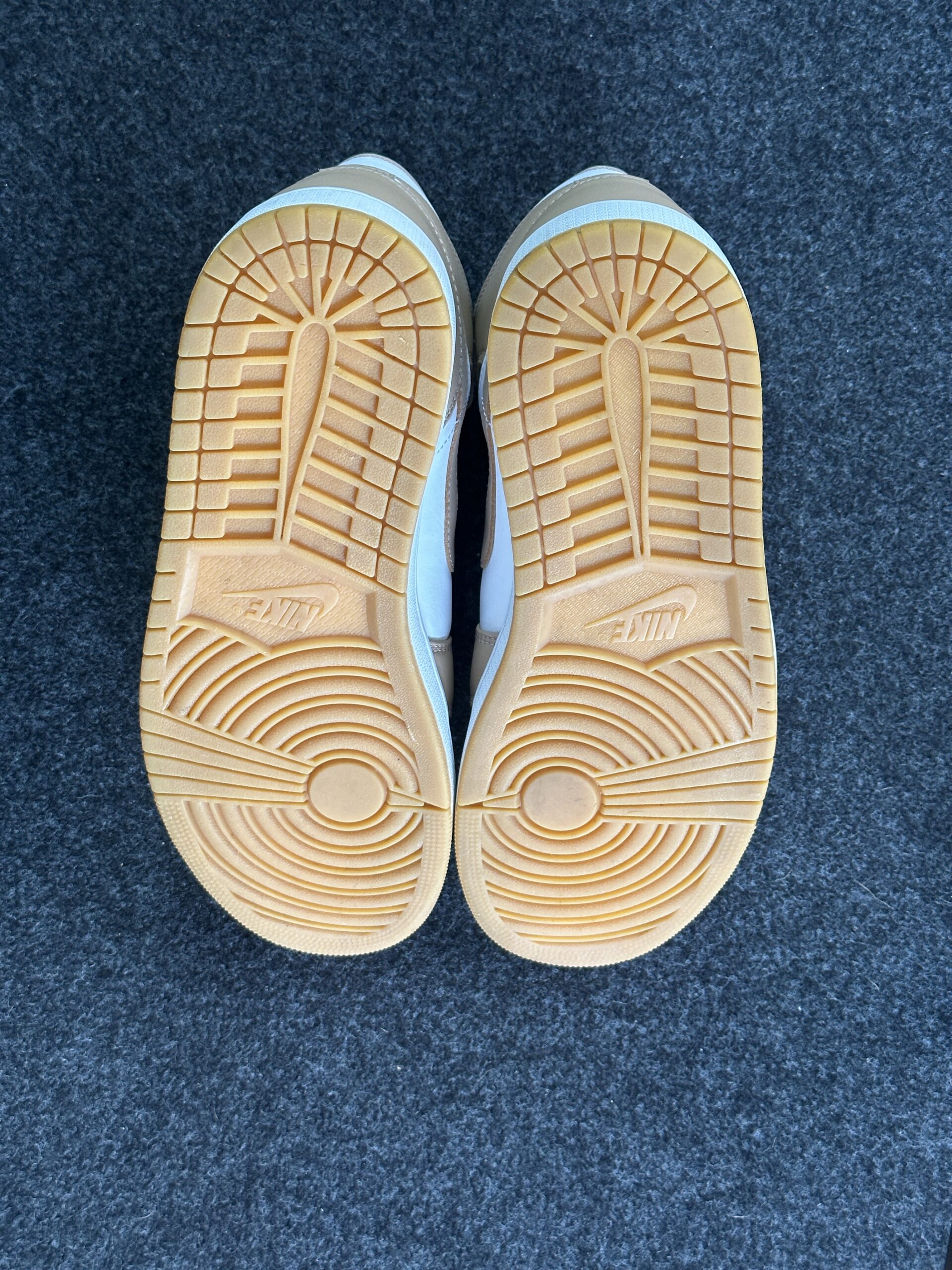 Air Jordan 1 Mid Tan Gum 554724-271 taglia EU 45 vista suole