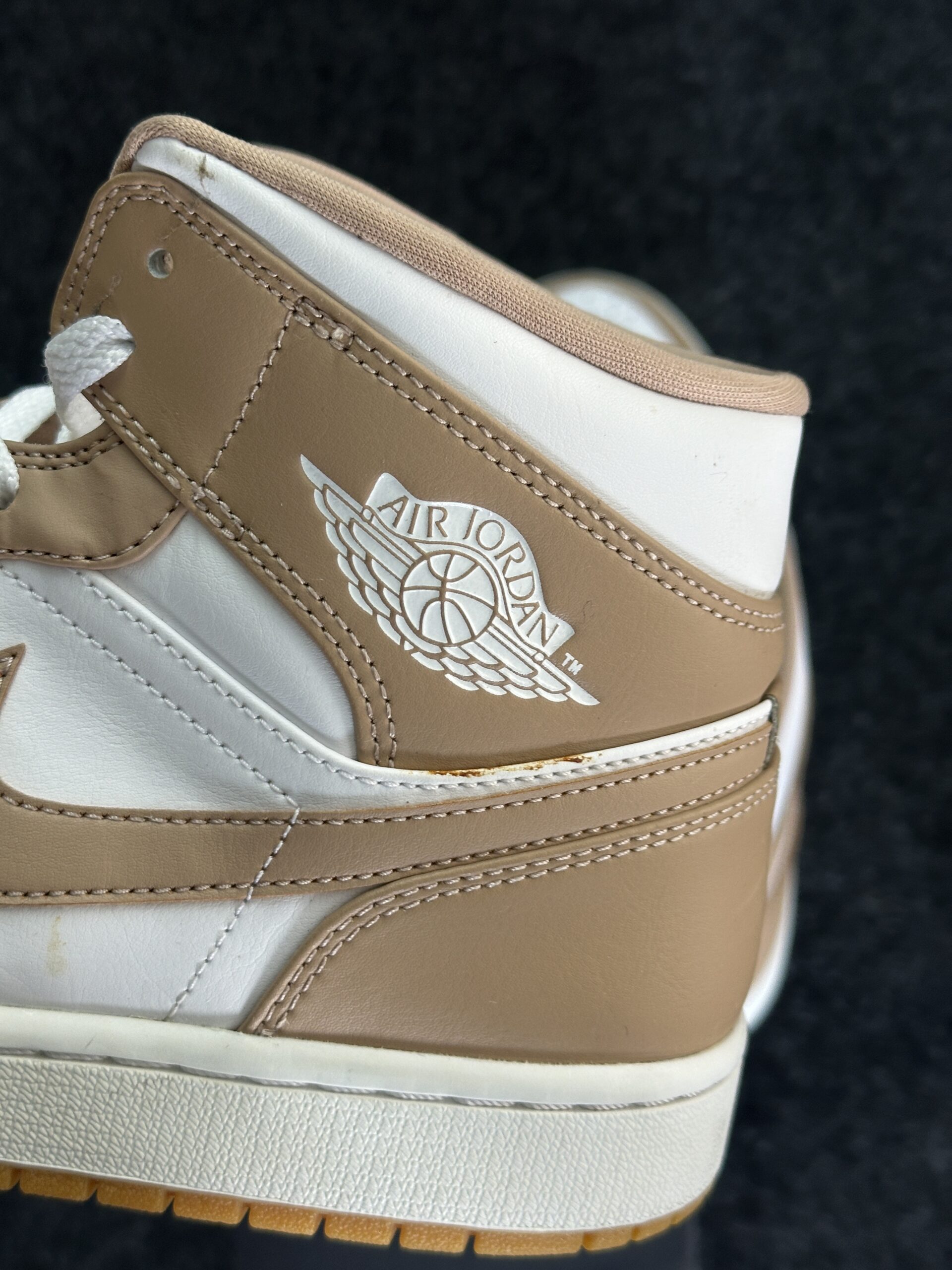 Air Jordan 1 Mid Tan Gum 554724-271 taglia EU 45 vista logo