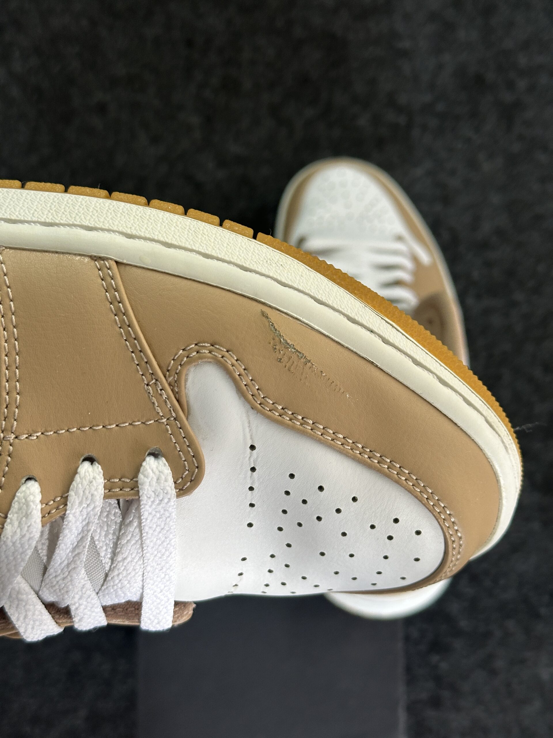 Air Jordan 1 Mid Tan Gum 554724-271 taglia EU 45 vista difetto