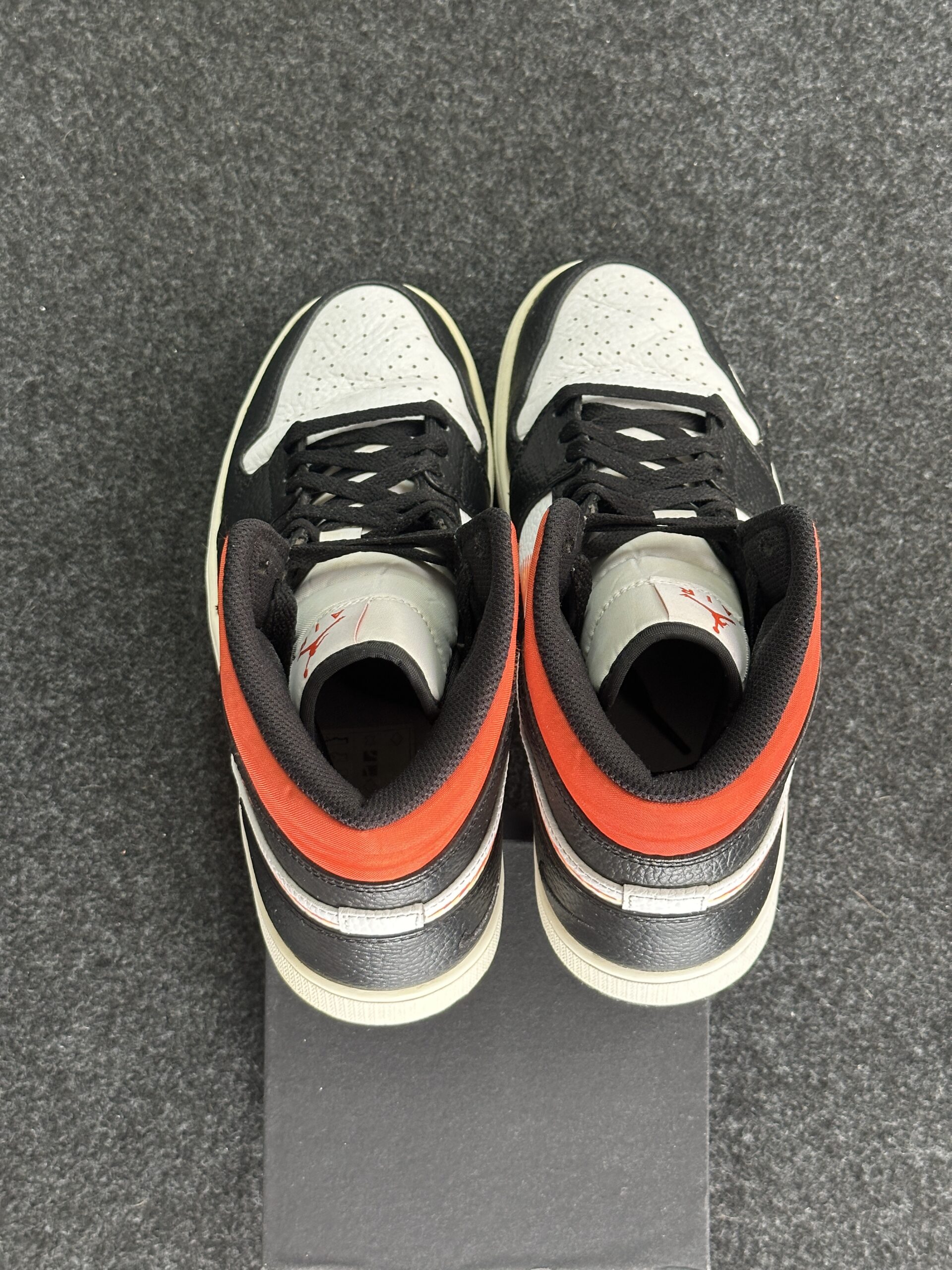Air Jordan 1 Mid Zig Zag Swoosh DN4929-100 taglia EU 44.5 vista tallone