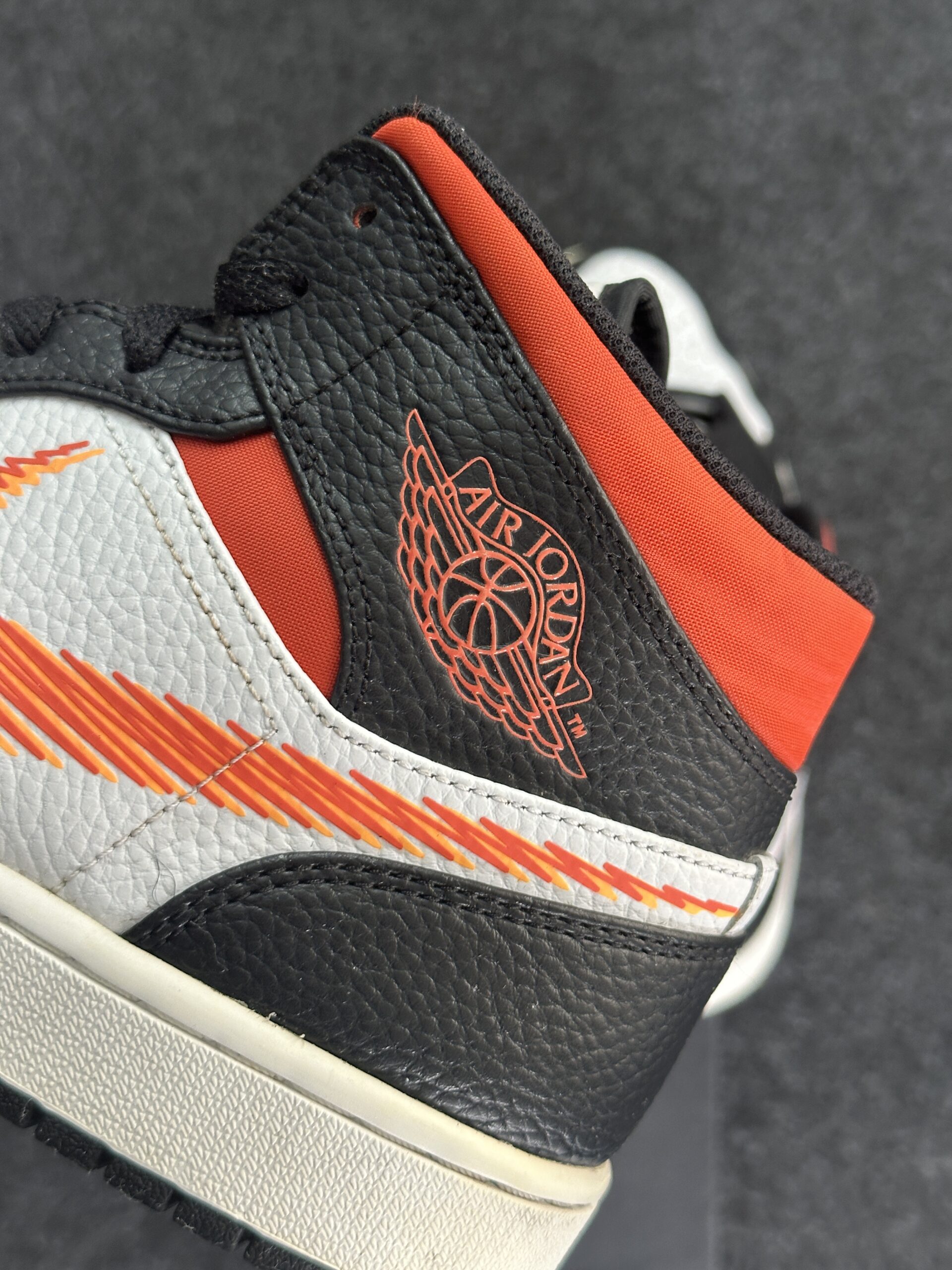 Air Jordan 1 Mid Zig Zag Swoosh DN4929-100 taglia EU 44.5 vista logo
