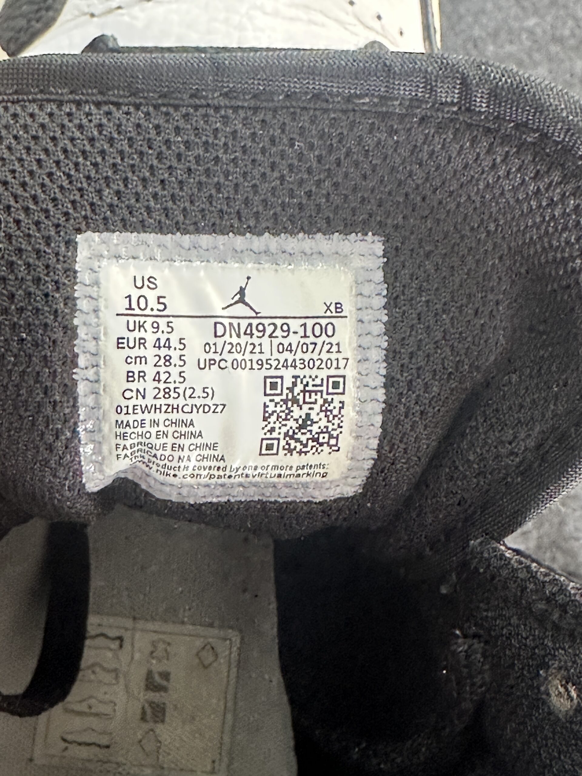 Air Jordan 1 Mid Zig Zag Swoosh DN4929-100 taglia EU 44.5 vista label