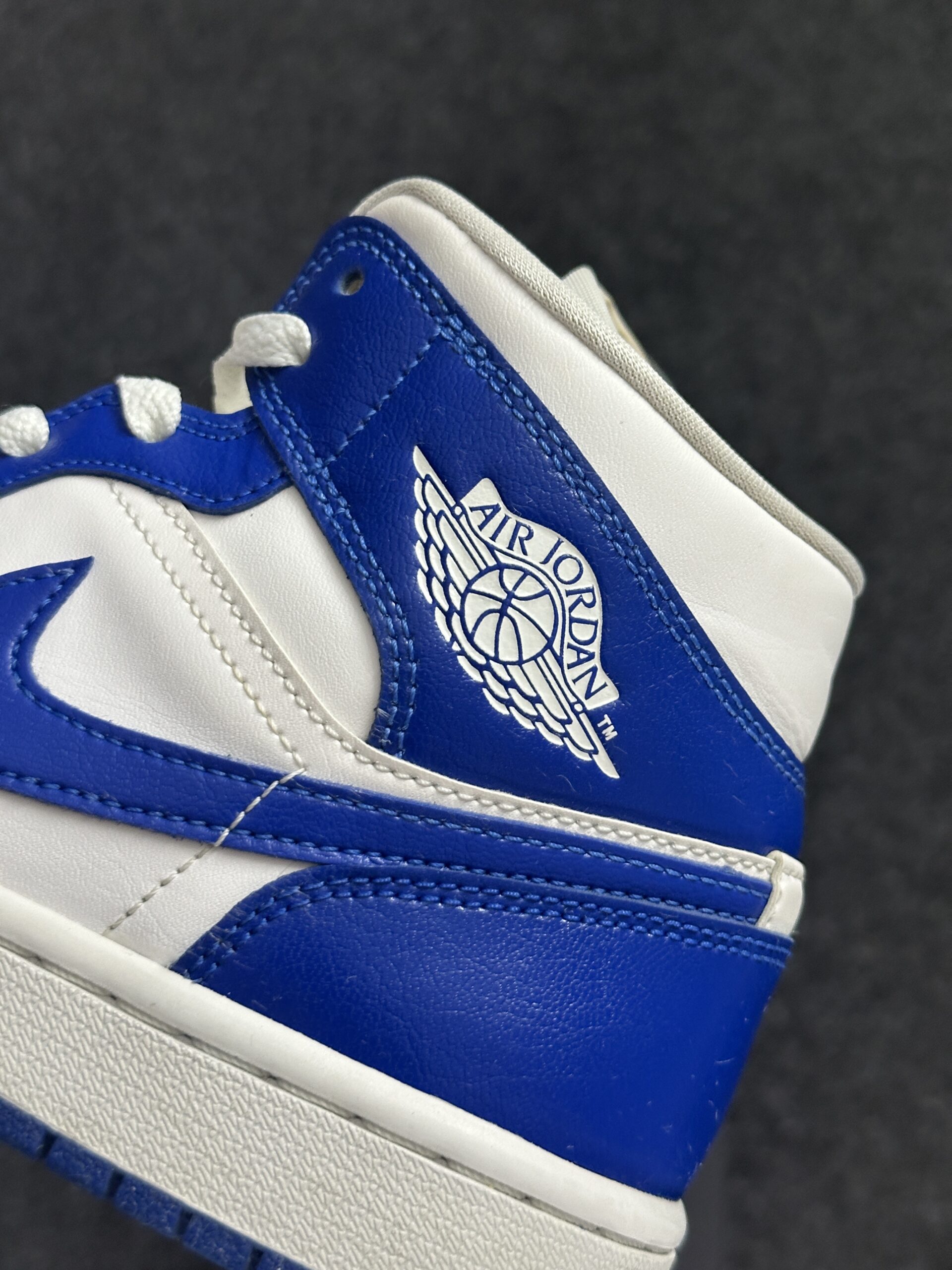 Air Jordan 1 Mid Kentucky Blue BQ6472-104 taglia EU 38.5 vista logo