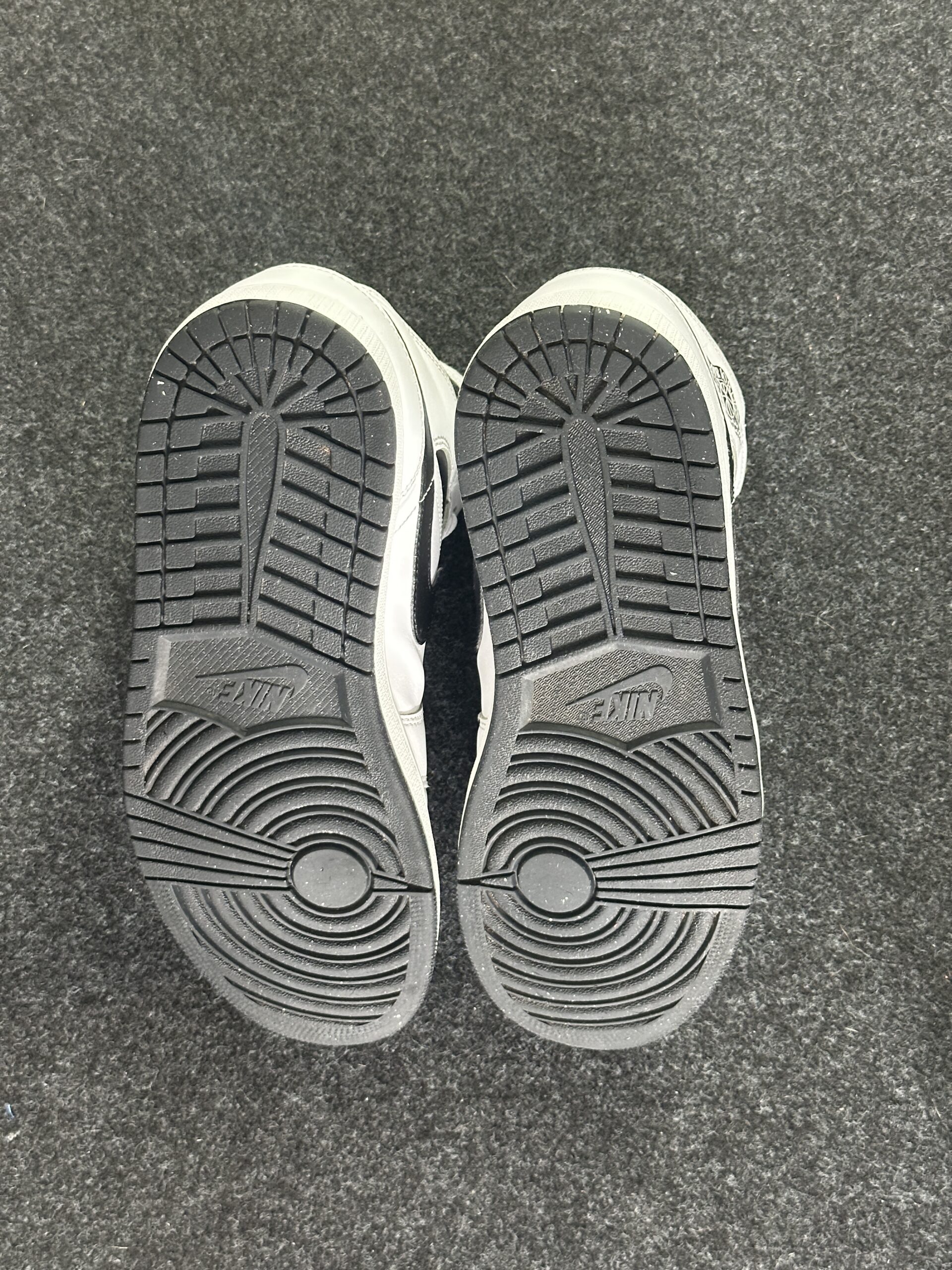 Air Jordan 1 Mid Reverse Panda DQ8426-132 taglia EU 45.5 vista suole