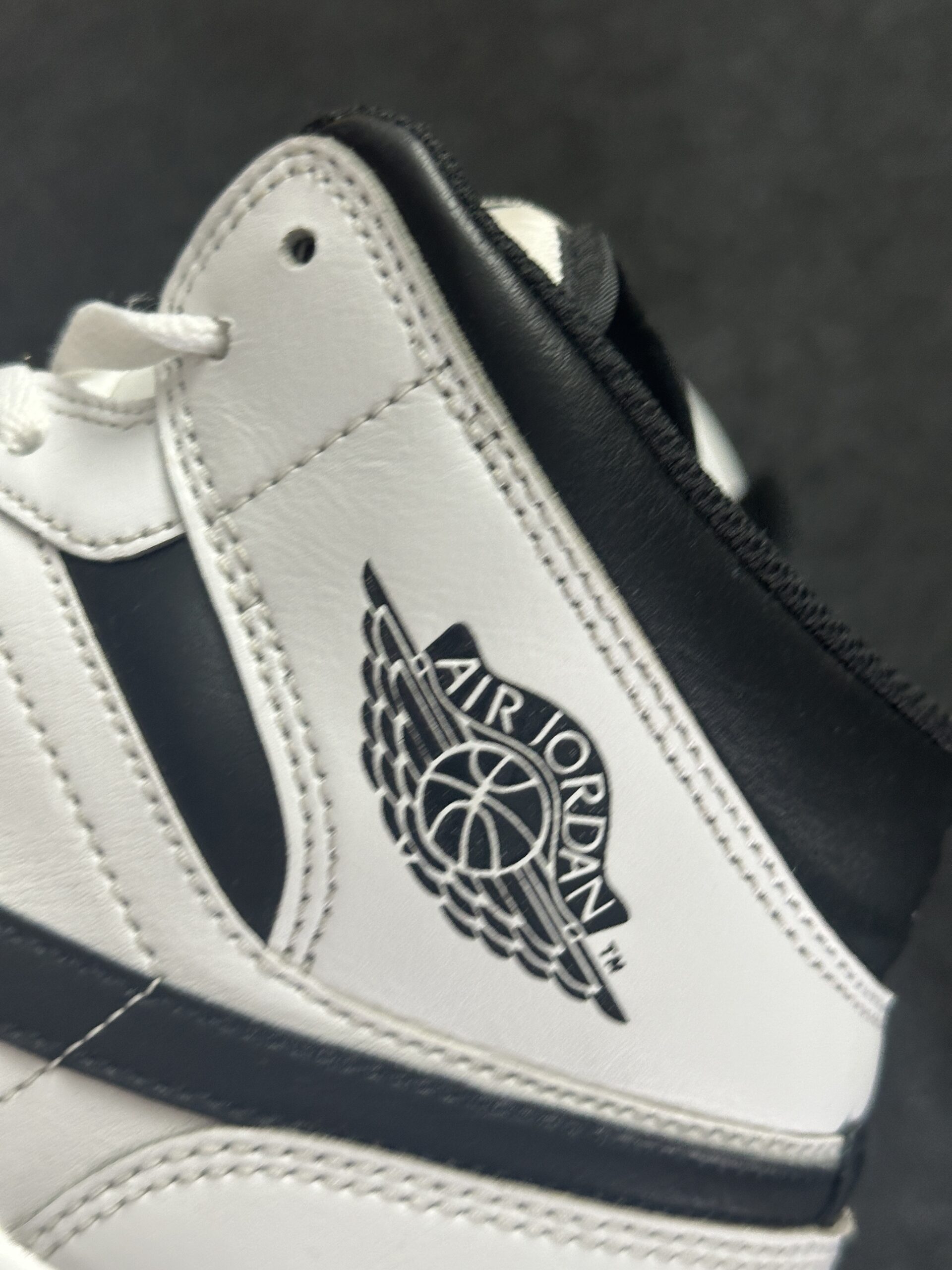 Air Jordan 1 Mid Reverse Panda DQ8426-132 taglia EU 45.5 vista logo