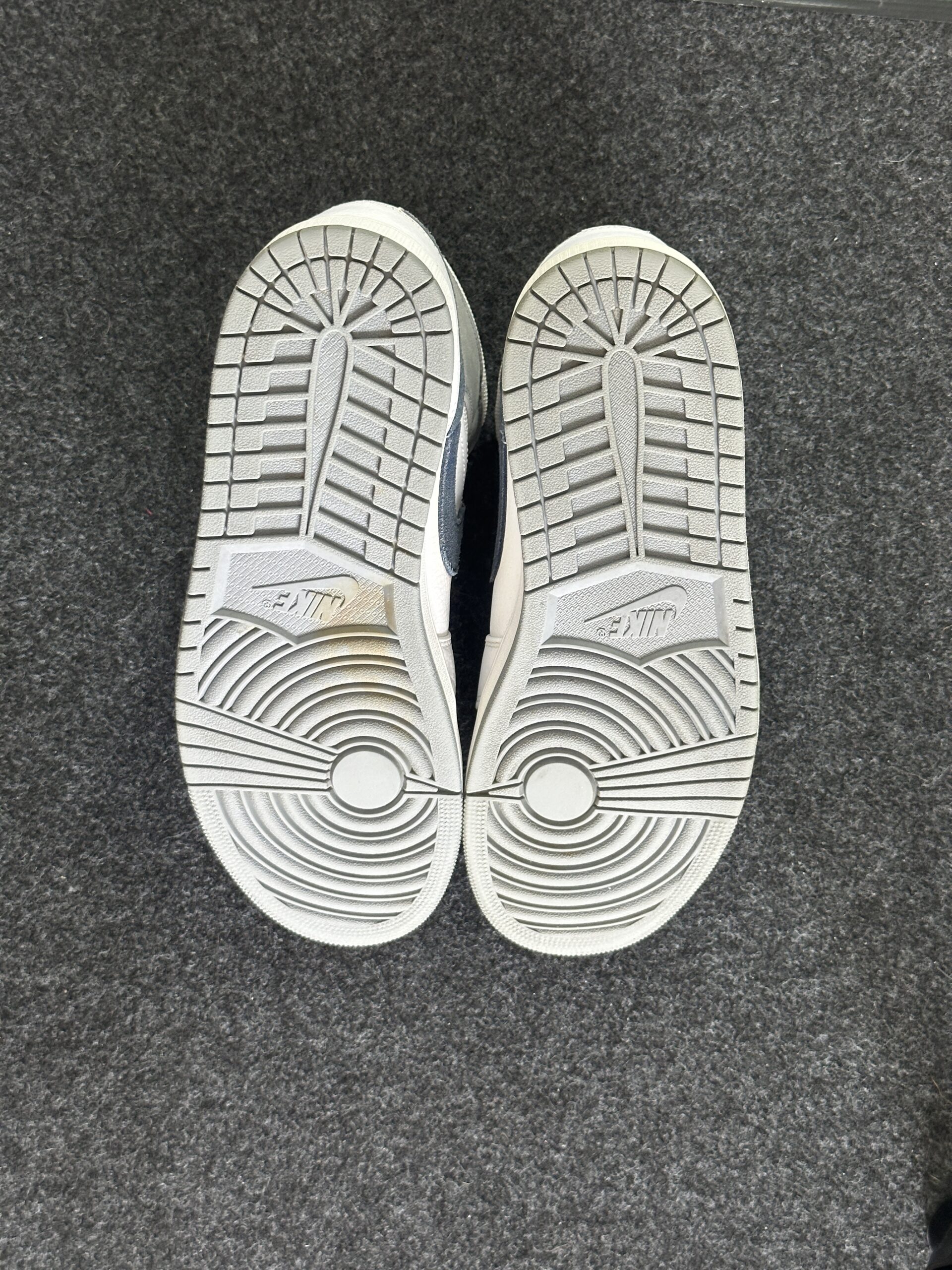 Air Jordan 1 Mid Paris DR8038-100 taglia EU 45 vista suole