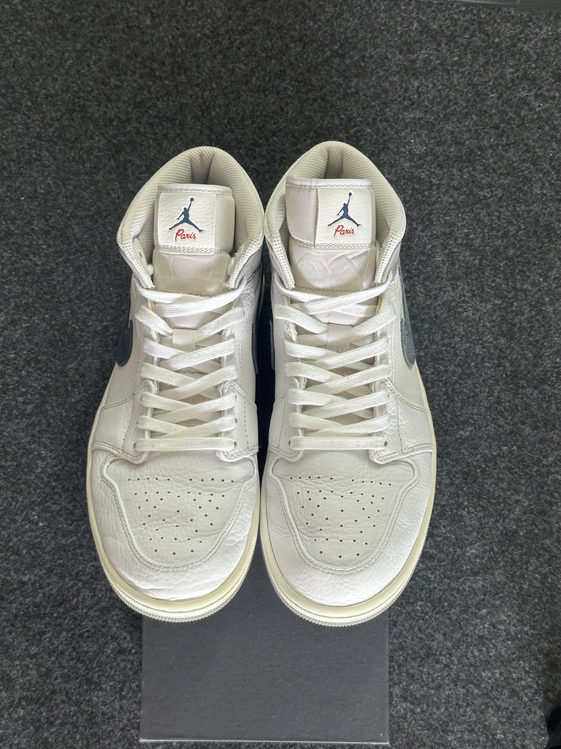 Air Jordan 1 Mid Paris DR8038-100 taglia EU 45 vista punta