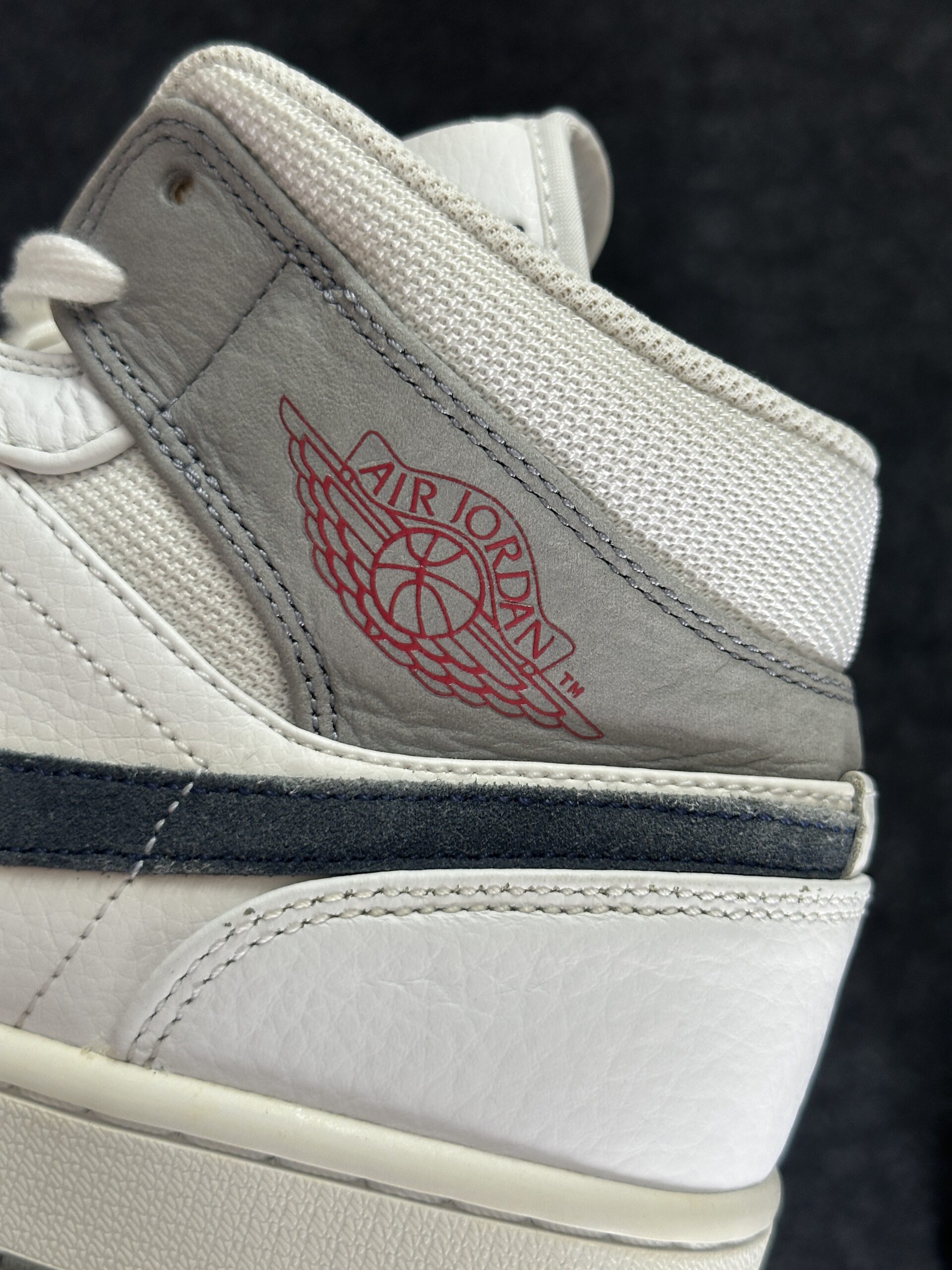 Air Jordan 1 Mid Paris DR8038-100 taglia EU 45 vista logo