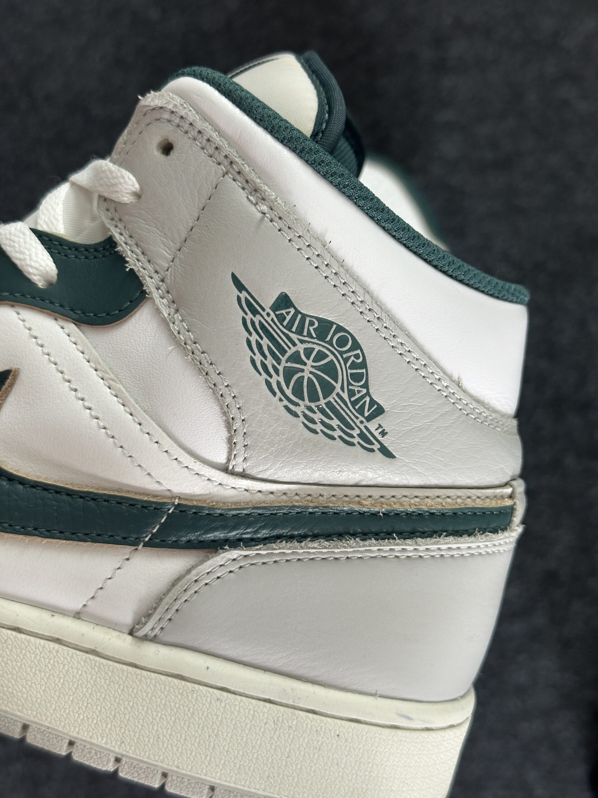 Air Jordan 1 Mid SE Oxidized Green FQ7720-103 taglia EU 46 vista logo
