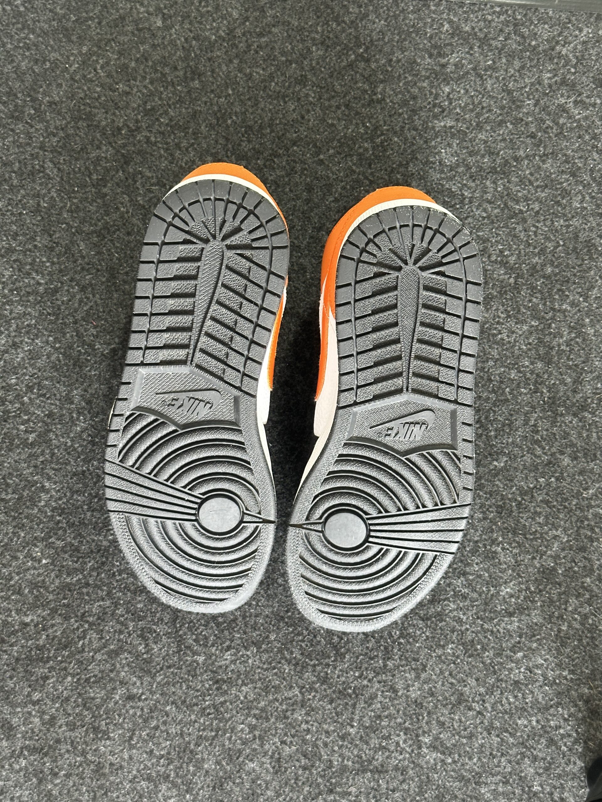 Air Jordan 1 Mid Shattered Backboard 554724-058 taglia EU 44 vista suole