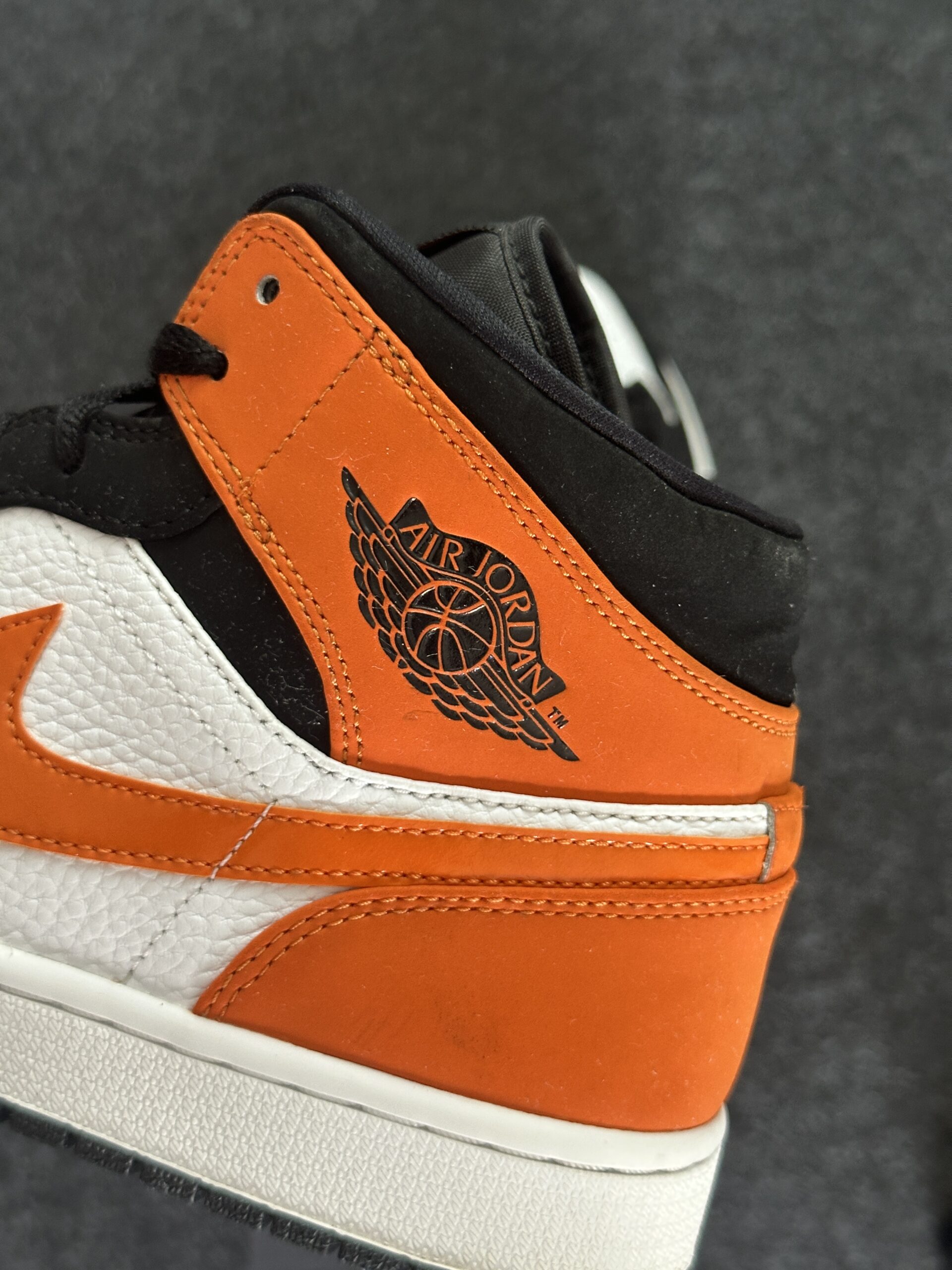 Air Jordan 1 Mid Shattered Backboard 554724-058 taglia EU 44 vista logo