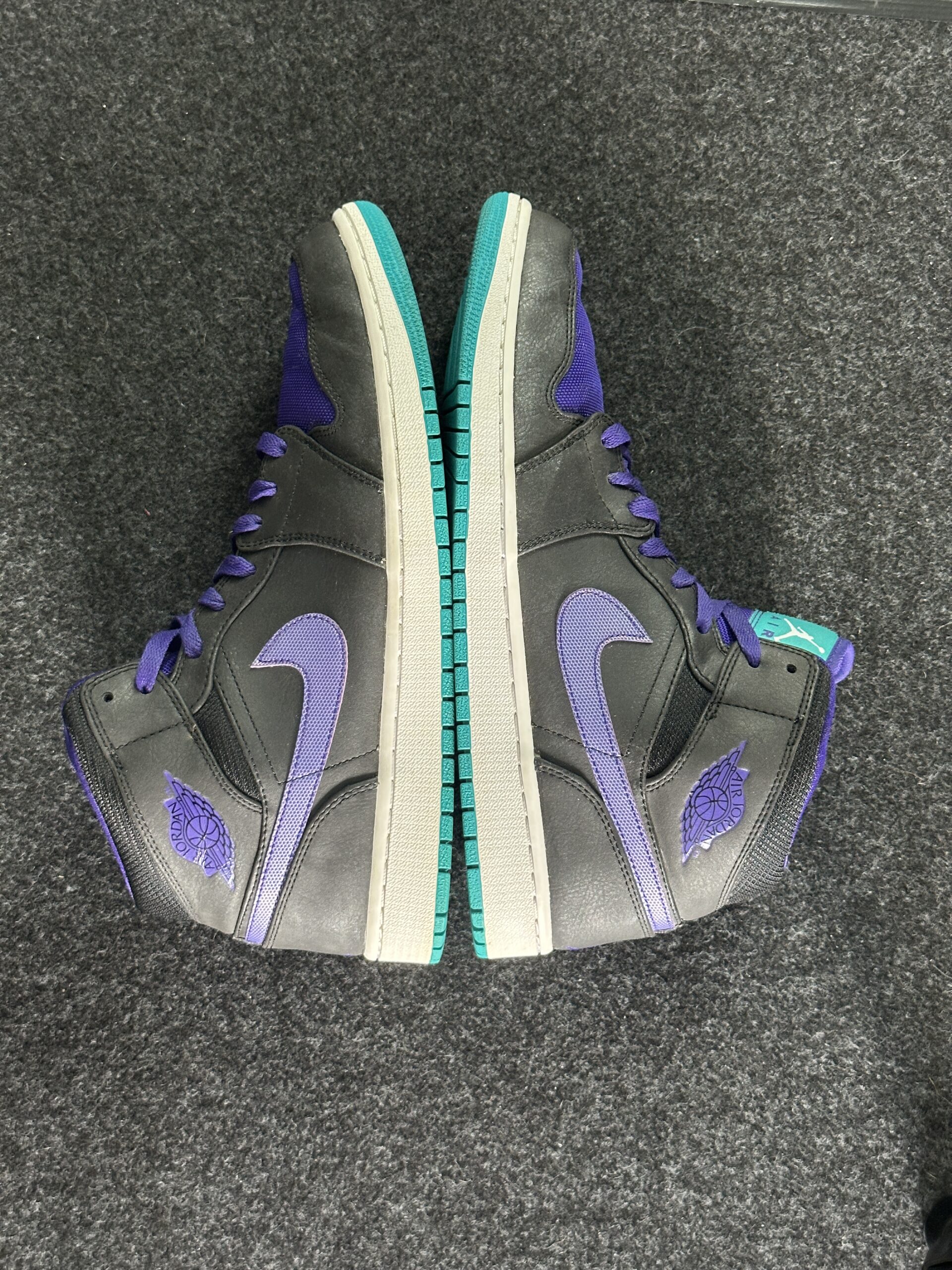 Air Jordan 1 Mid Grape 554724-015 taglia EU 46 vista esterna