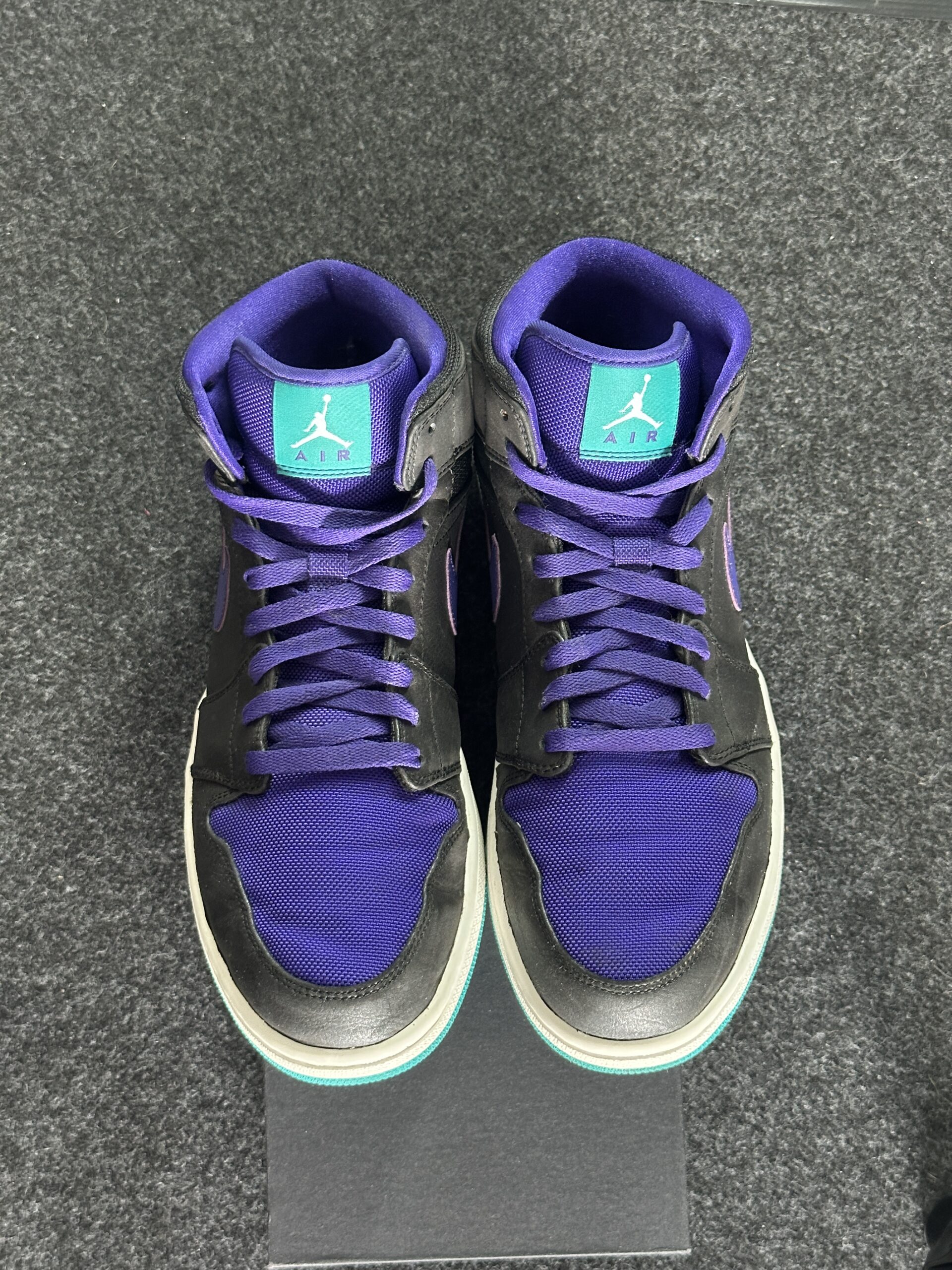 Air Jordan 1 Mid Grape 554724-015 taglia EU 46 vista punta