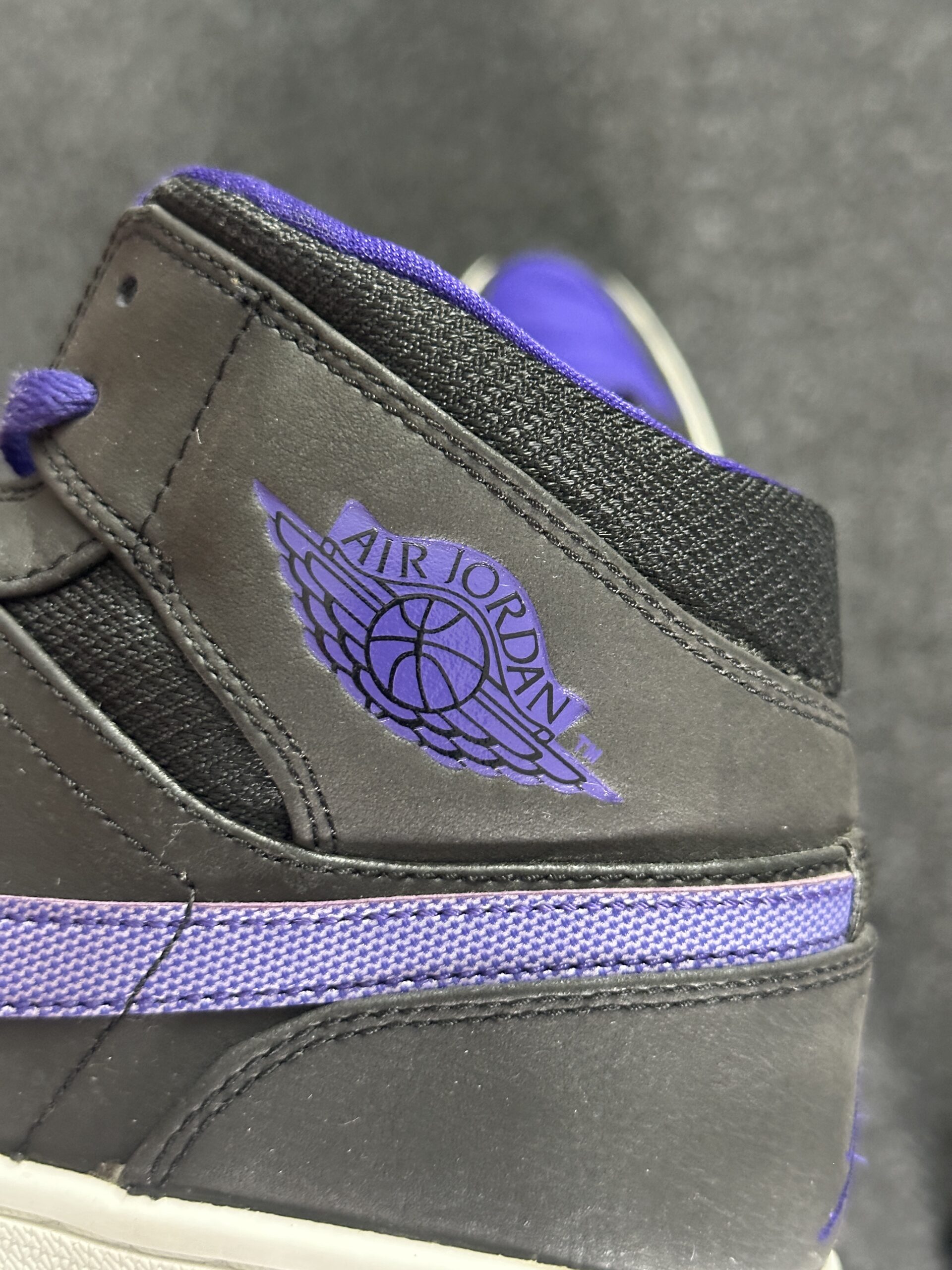 Air Jordan 1 Mid Grape 554724-015 taglia EU 46 vista logo