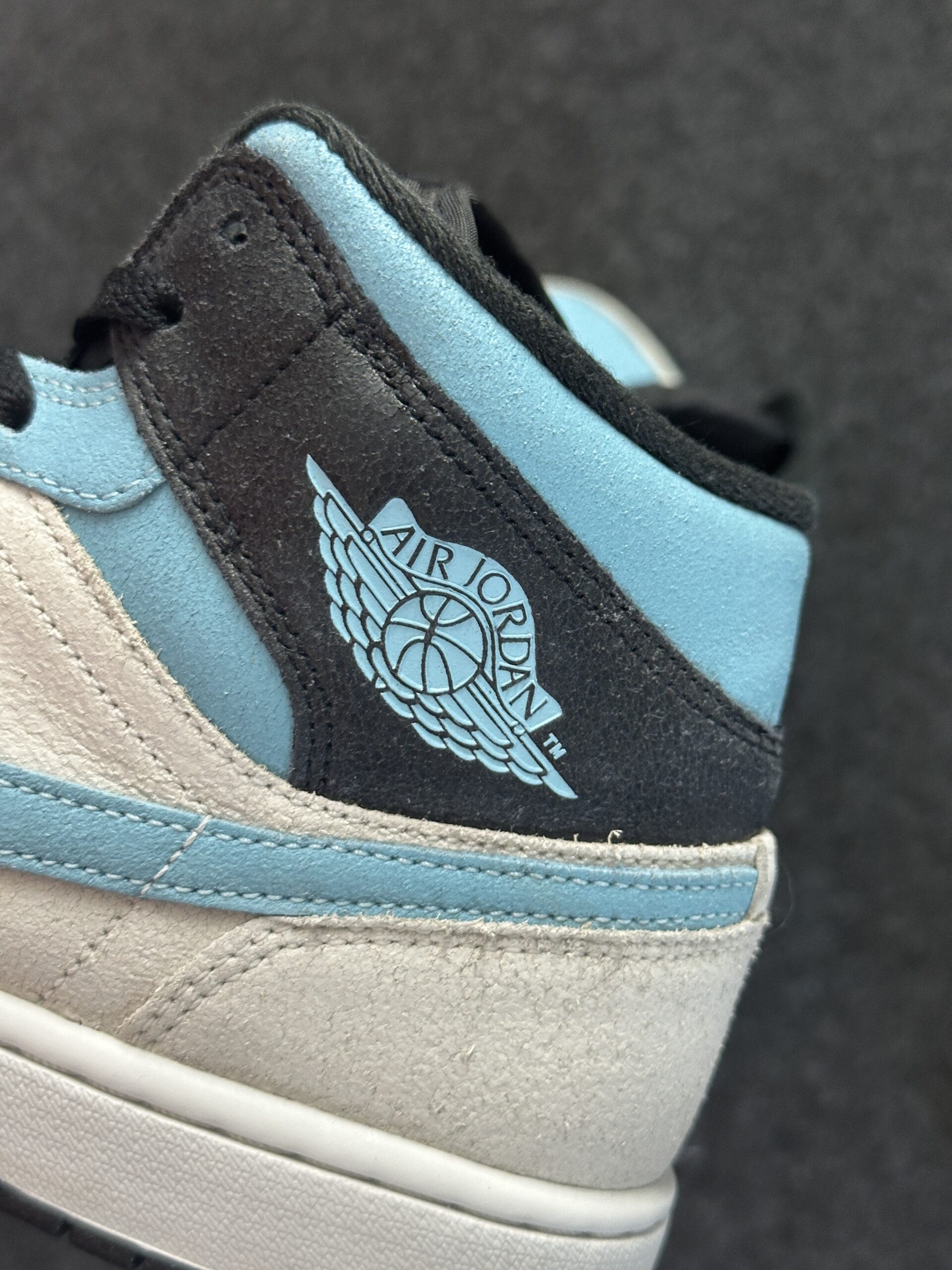Air Jordan 1 Mid SE Blue Chill IM6567-121 taglia EU 44 vista logo