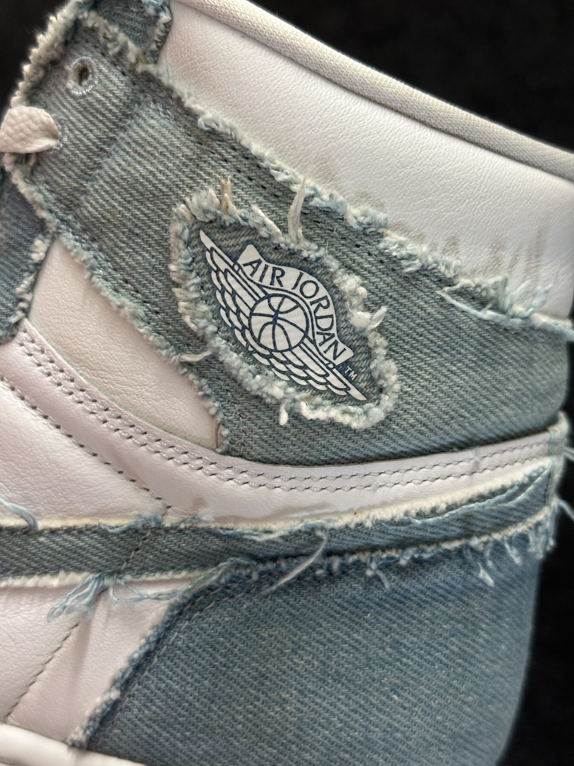 Air Jordan 1 High OG Denim DM9036-104 taglia EU 44.5 vista logo
