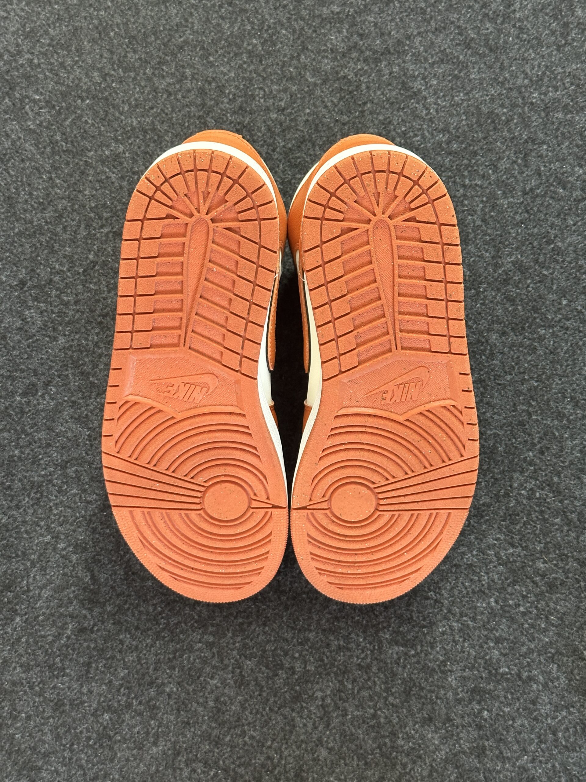 Air Jordan 1 Mid SE Sport Spice DV1302-100 taglia EU 44.5 vista suole