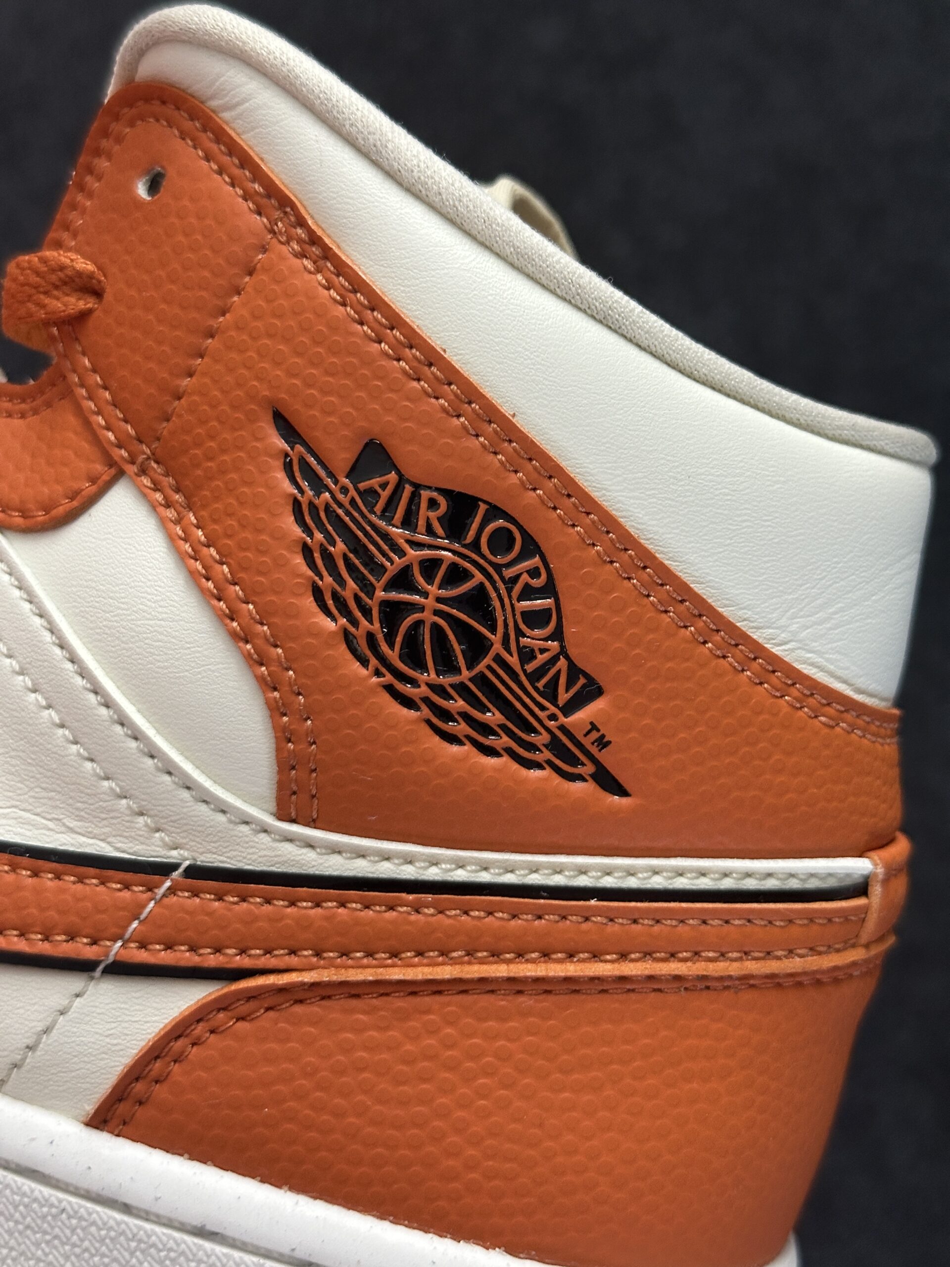 Air Jordan 1 Mid SE Sport Spice DV1302-100 taglia EU 44.5 vista logo