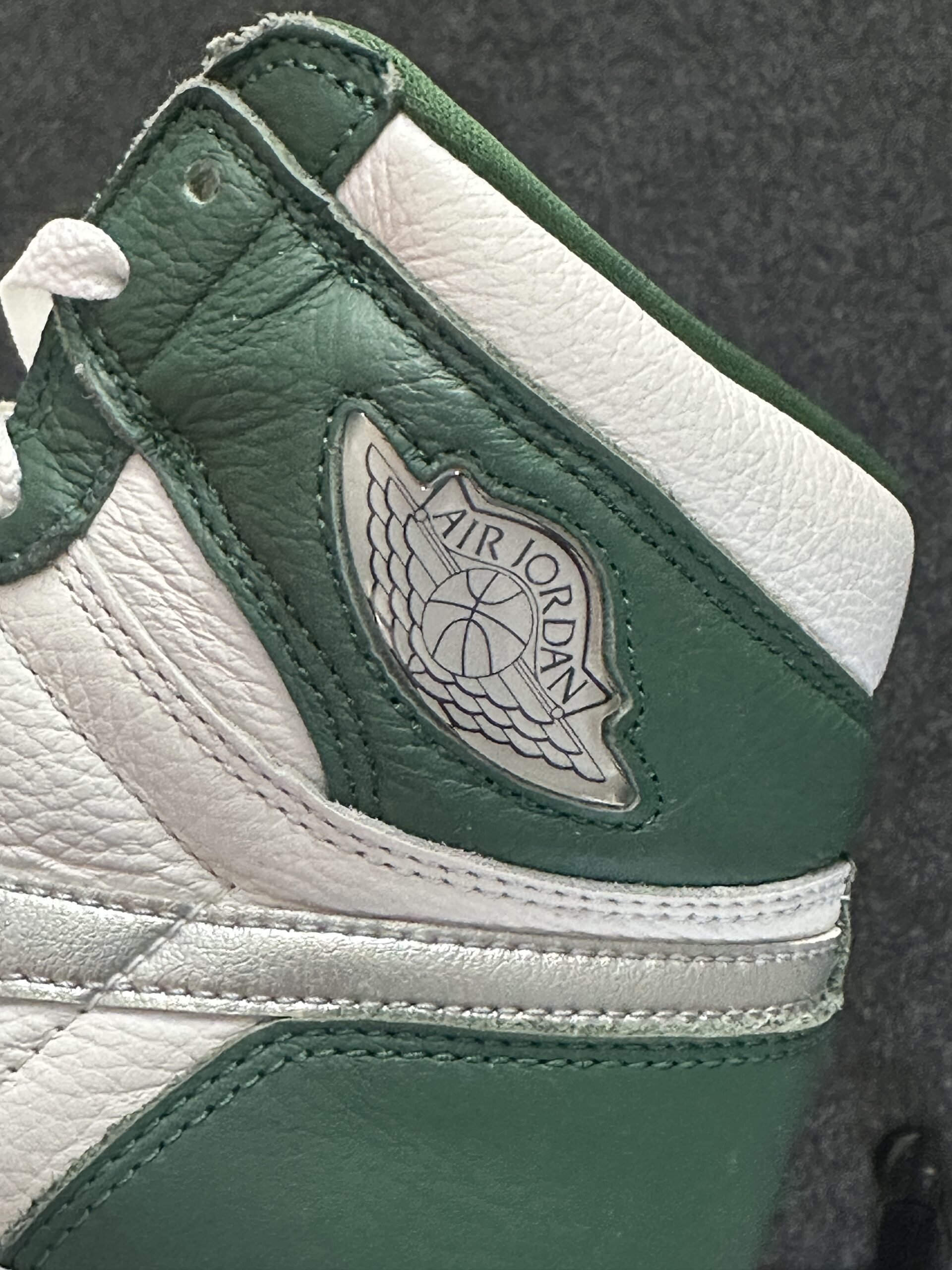Air Jordan 1 Retro High OG Gorge Green DZ5485-303 taglia EU 45.5 vista logo