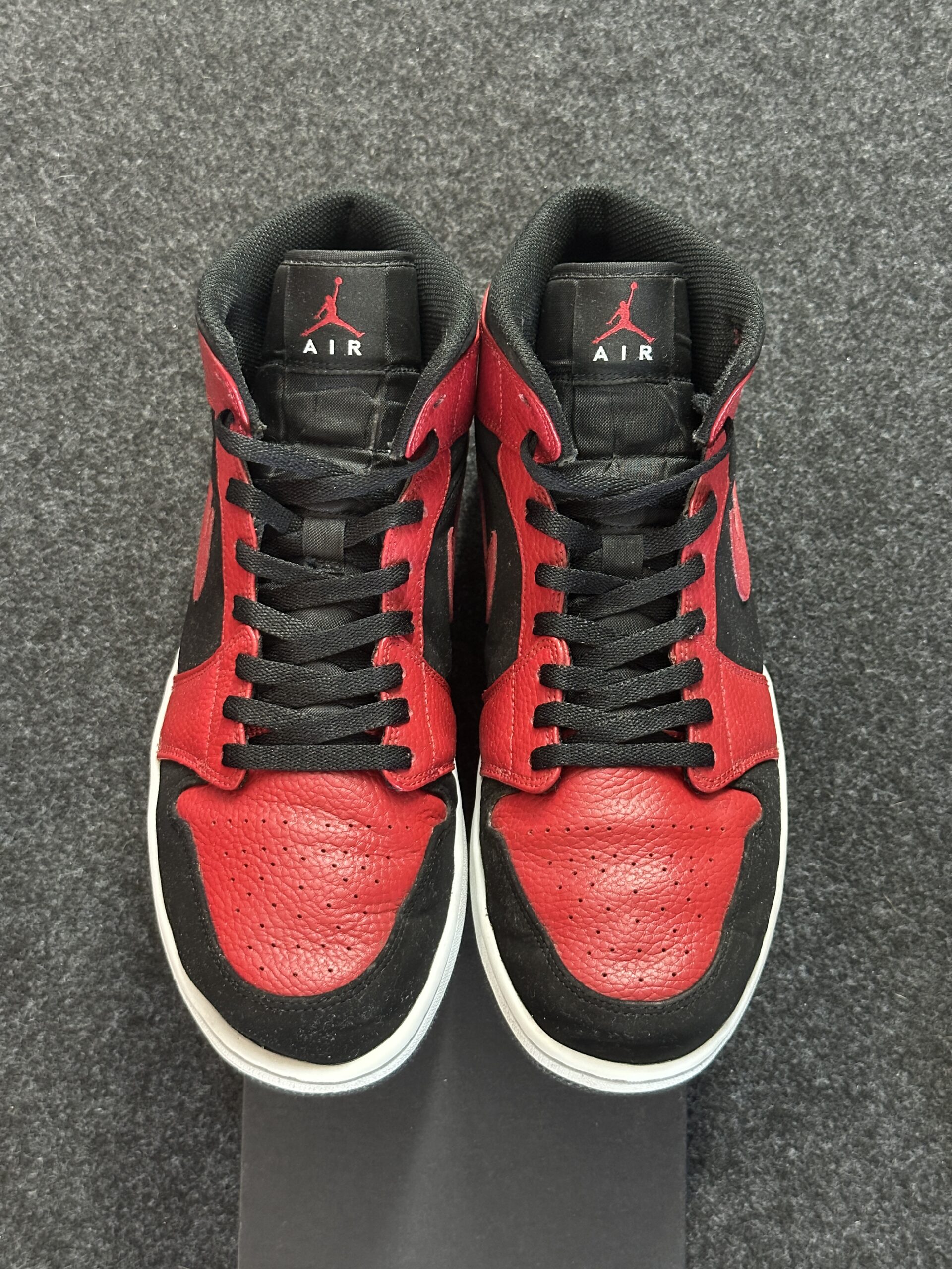 Air Jordan 1 Mid Reverse Bred 554724-054 taglia EU 46 vista punta