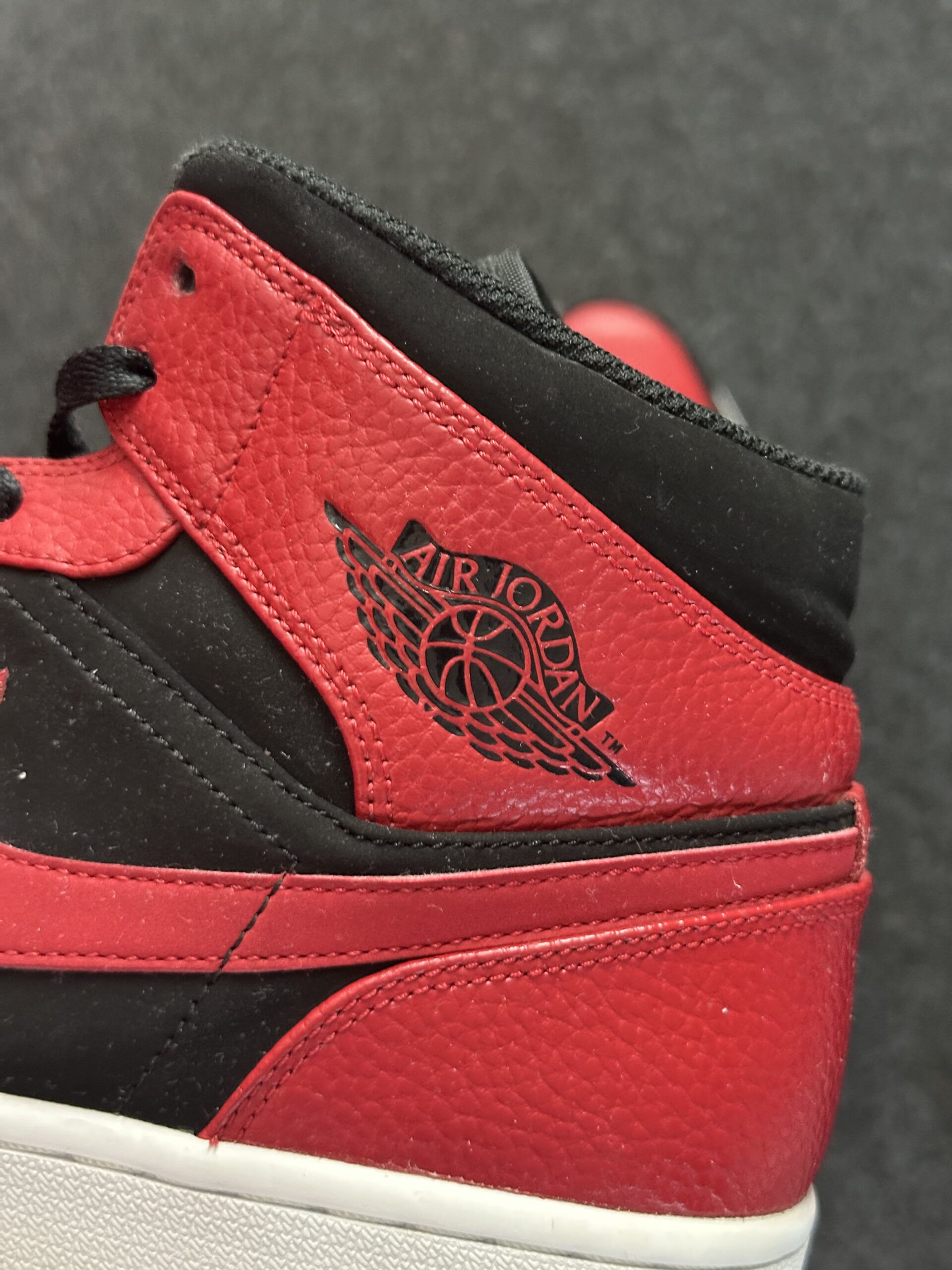 Air Jordan 1 Mid Reverse Bred 554724-054 taglia EU 46 vista logo