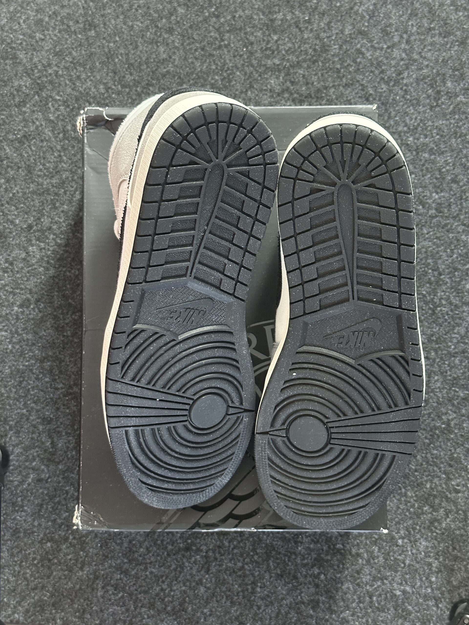 Air Jordan 1 Mid SE Craft Cement Grey DZ4136-002 taglia EU 45.5 vista suole