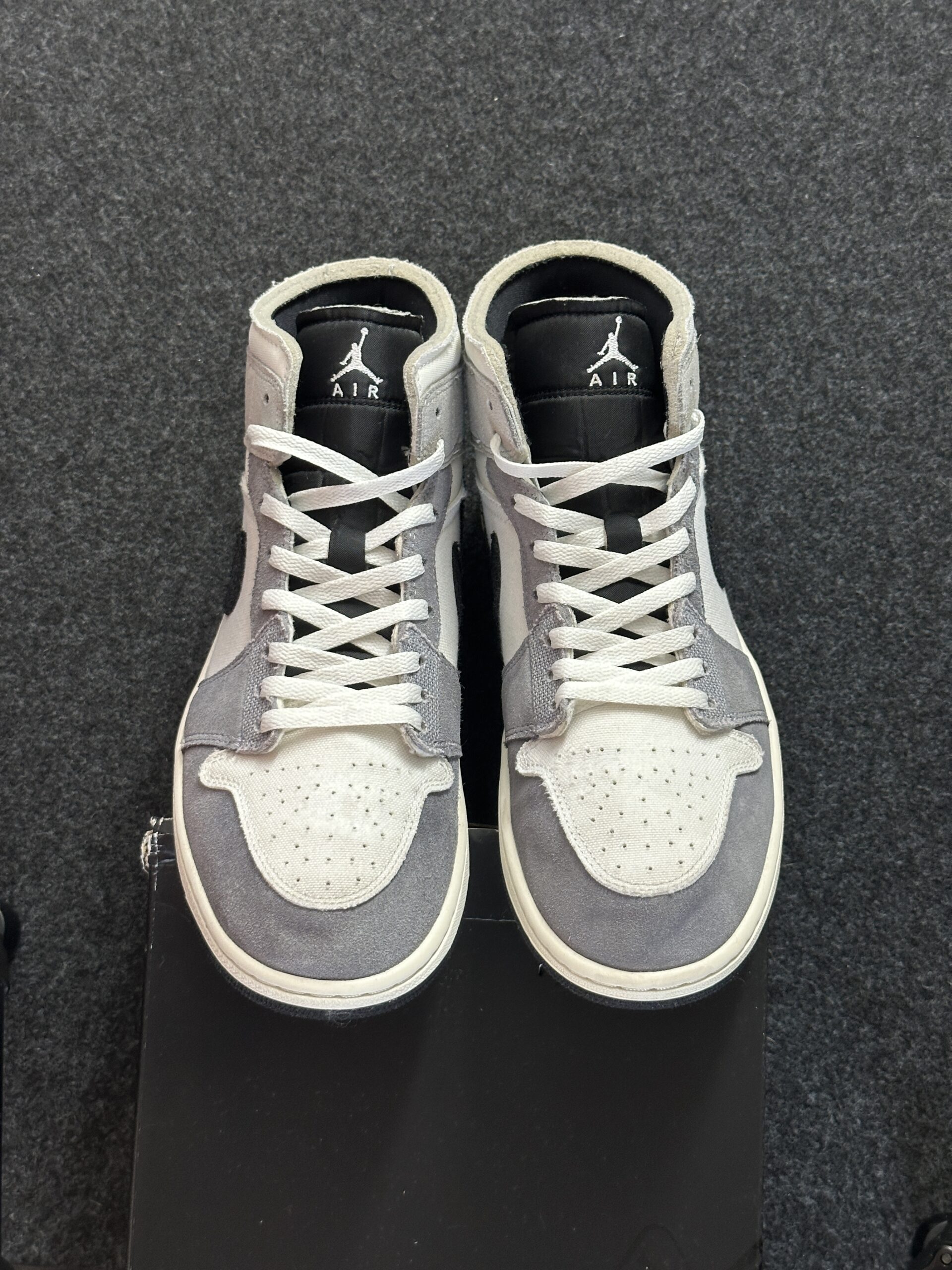 Air Jordan 1 Mid SE Craft Cement Grey DZ4136-002 taglia EU 45.5 vista punta