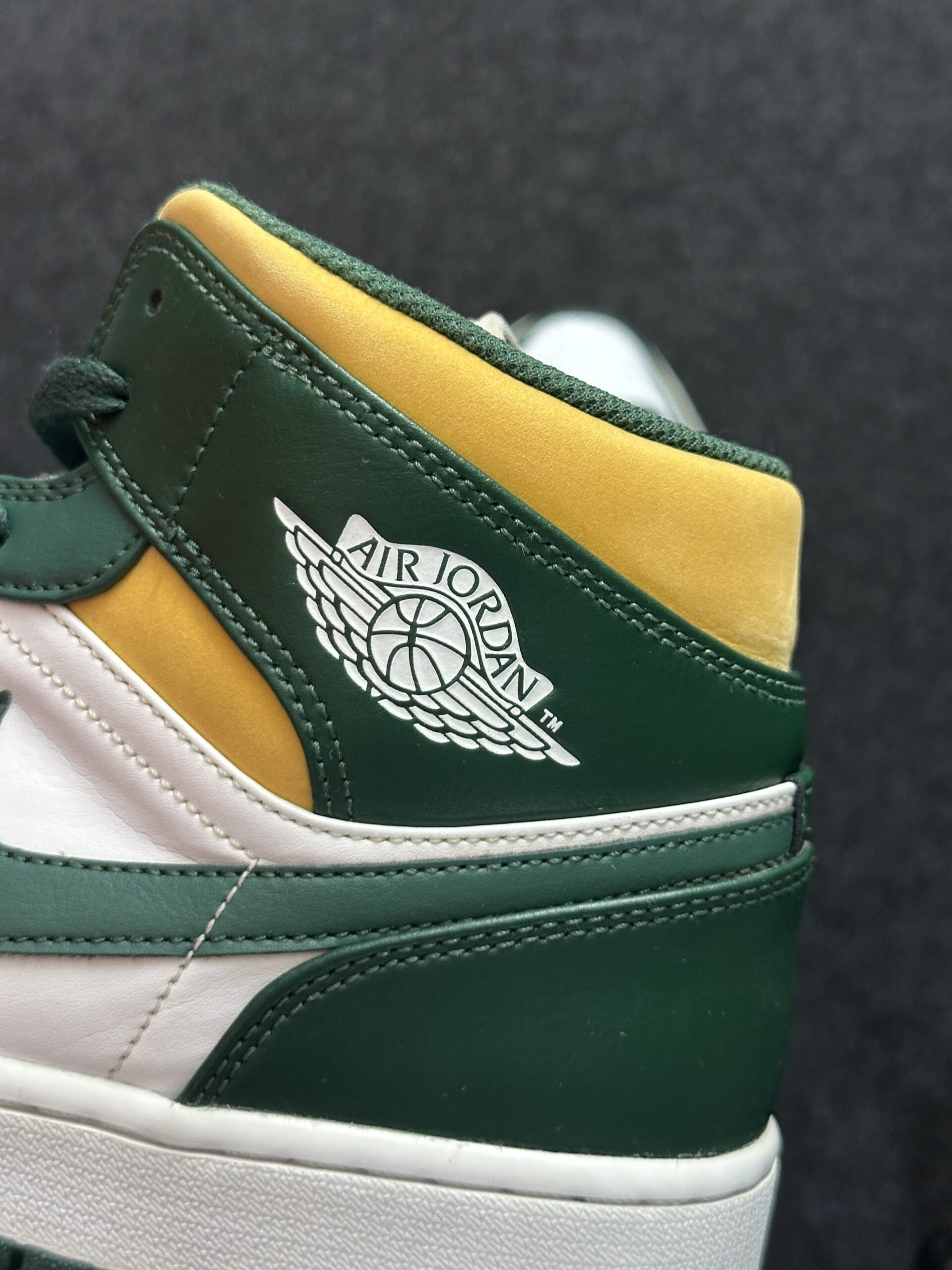 Air Jordan 1 Mid Sonics Noble Green 554724-371 taglia EU 47 vista logo