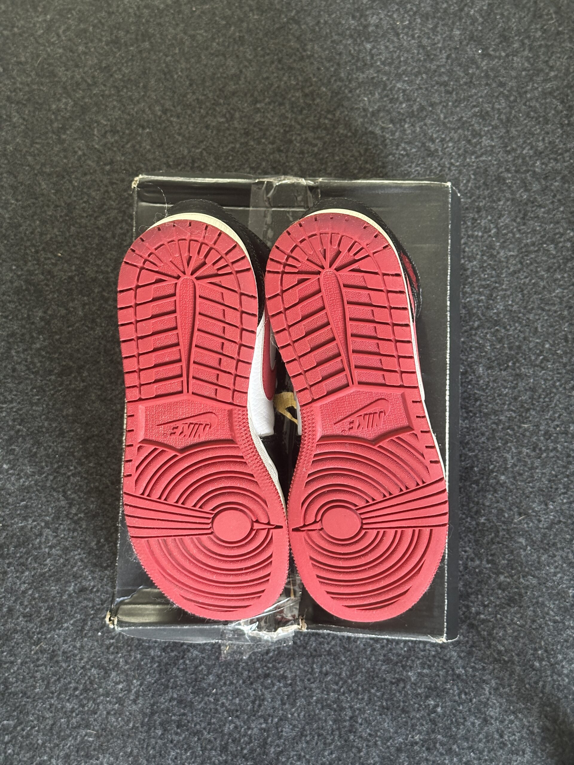 Air Jordan 1 Mid Gym Red Black White DJ4695-122 taglia EU 38 vista suole