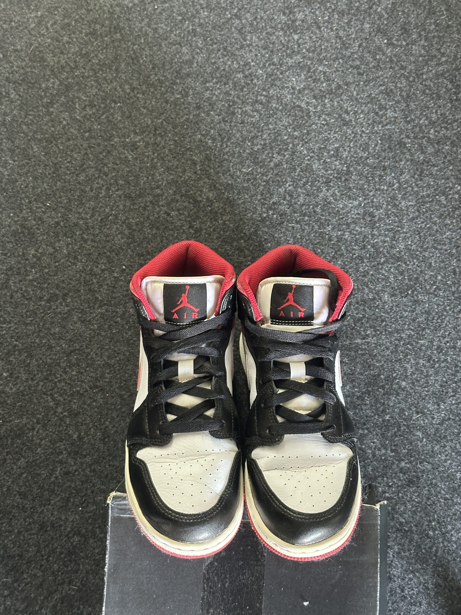 Air Jordan 1 Mid Gym Red Black White DJ4695-122 taglia EU 38 vista punta
