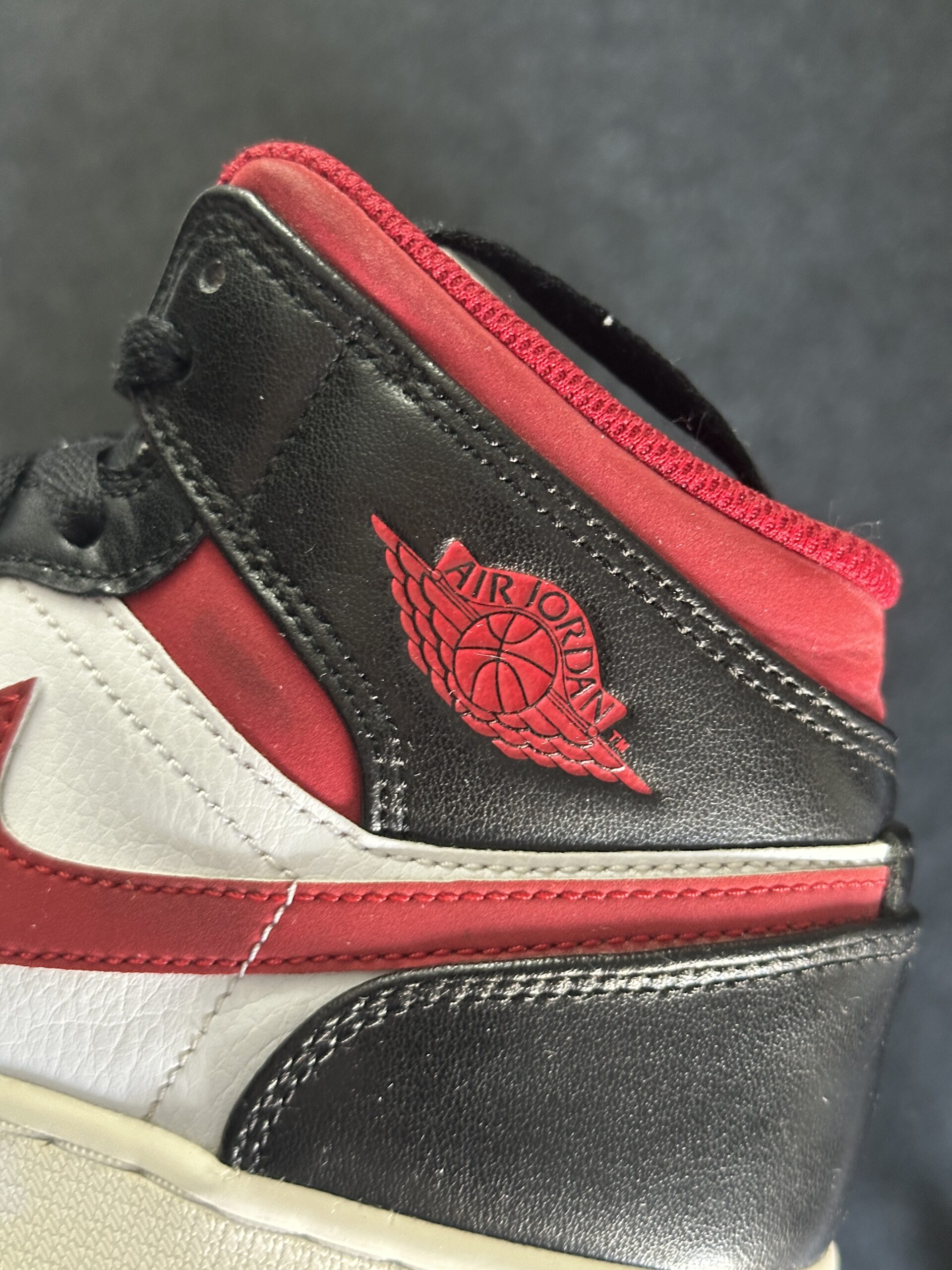 Air Jordan 1 Mid Gym Red Black White DJ4695-122 taglia EU 38 vista logo