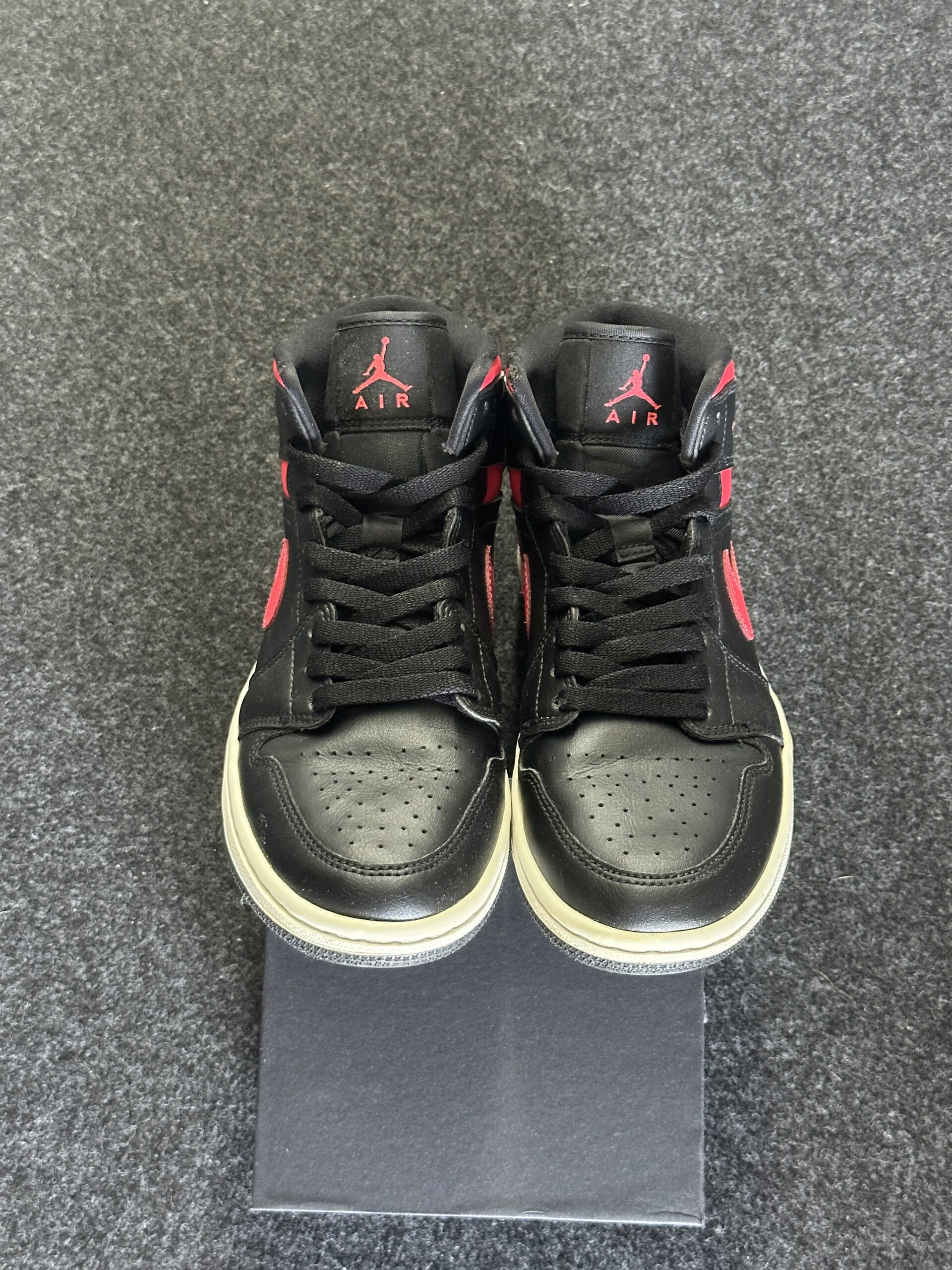 Air Jordan 1 Mid Siren Red BQ6472-004 taglia EU 39 vista punta