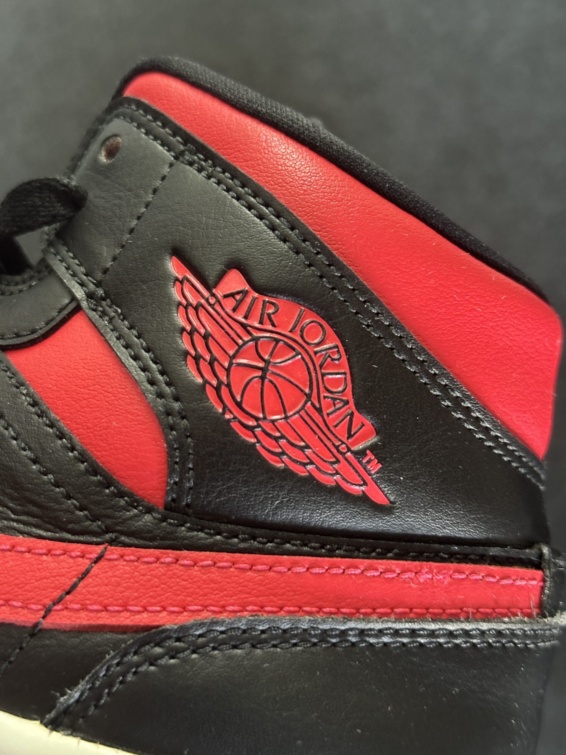 Air Jordan 1 Mid Siren Red BQ6472-004 taglia EU 39 vista logo