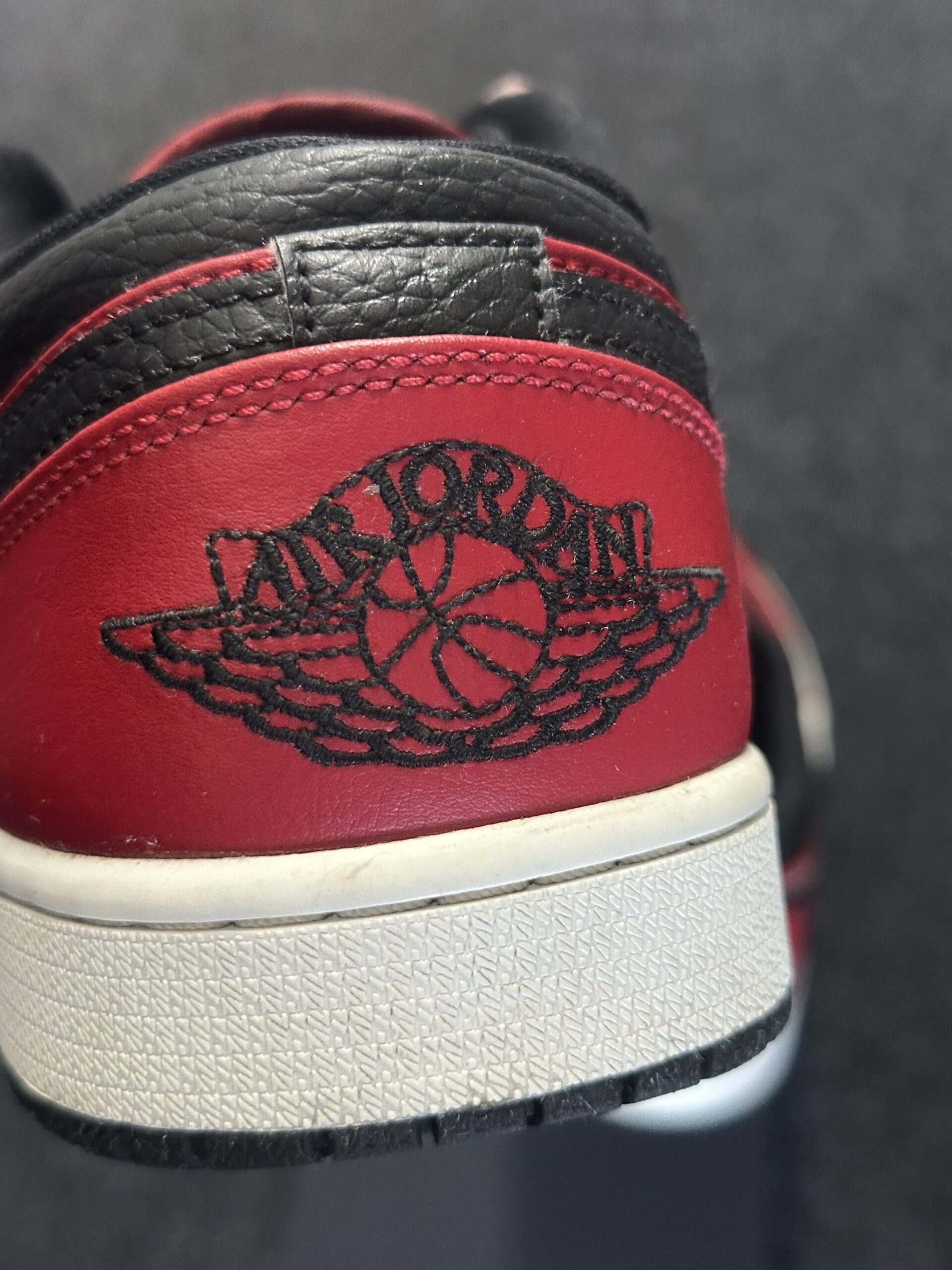 Air Jordan 1 Low Gym Red 553558-605 taglia EU 44 vista logo