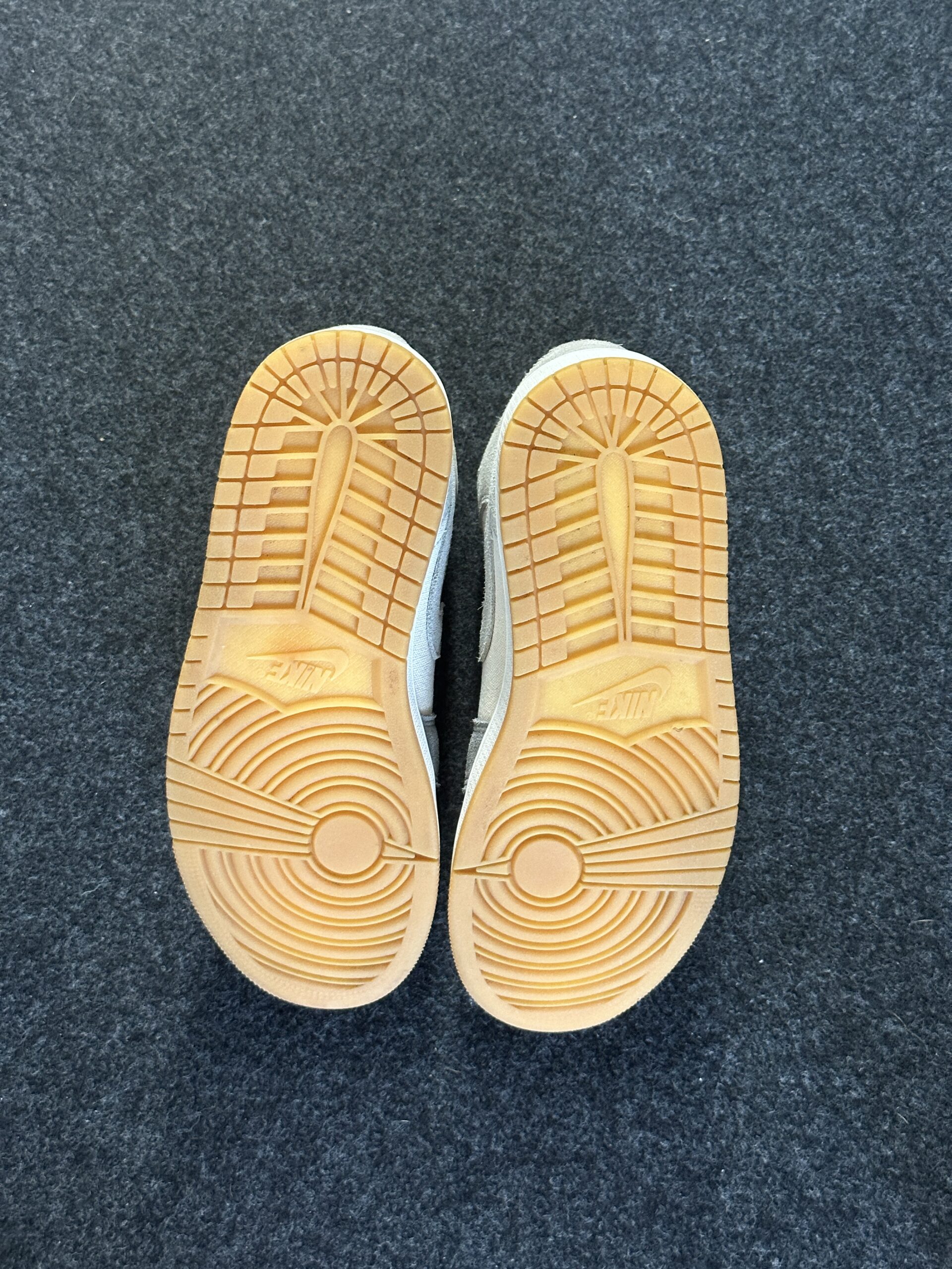 Principale: Air Jordan 1 Mid SE Coconut Milk Particle Grey DN4281-100 taglia EU 40.5 vista suole