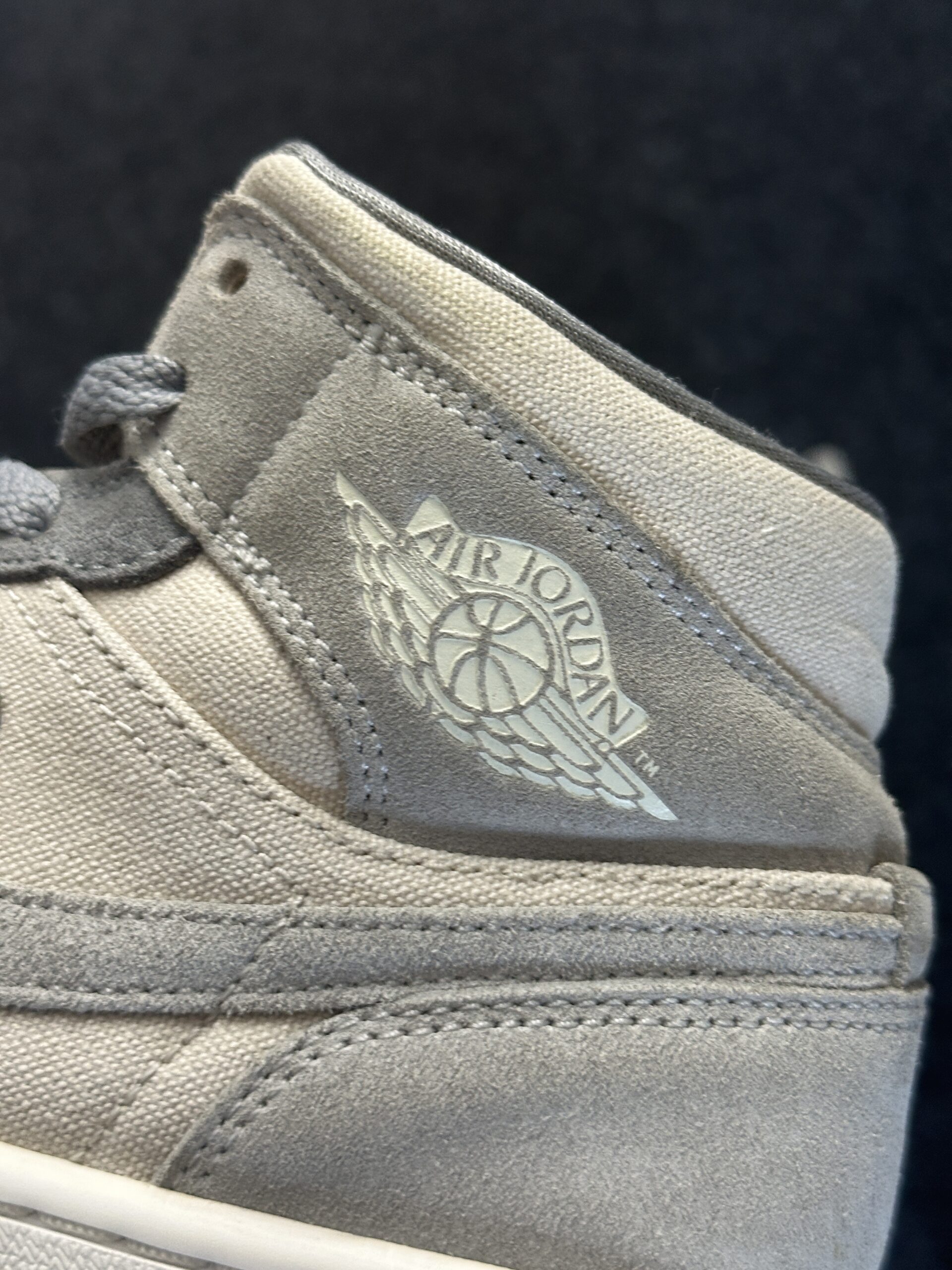 Principale: Air Jordan 1 Mid SE Coconut Milk Particle Grey DN4281-100 taglia EU 40.5 vista logo